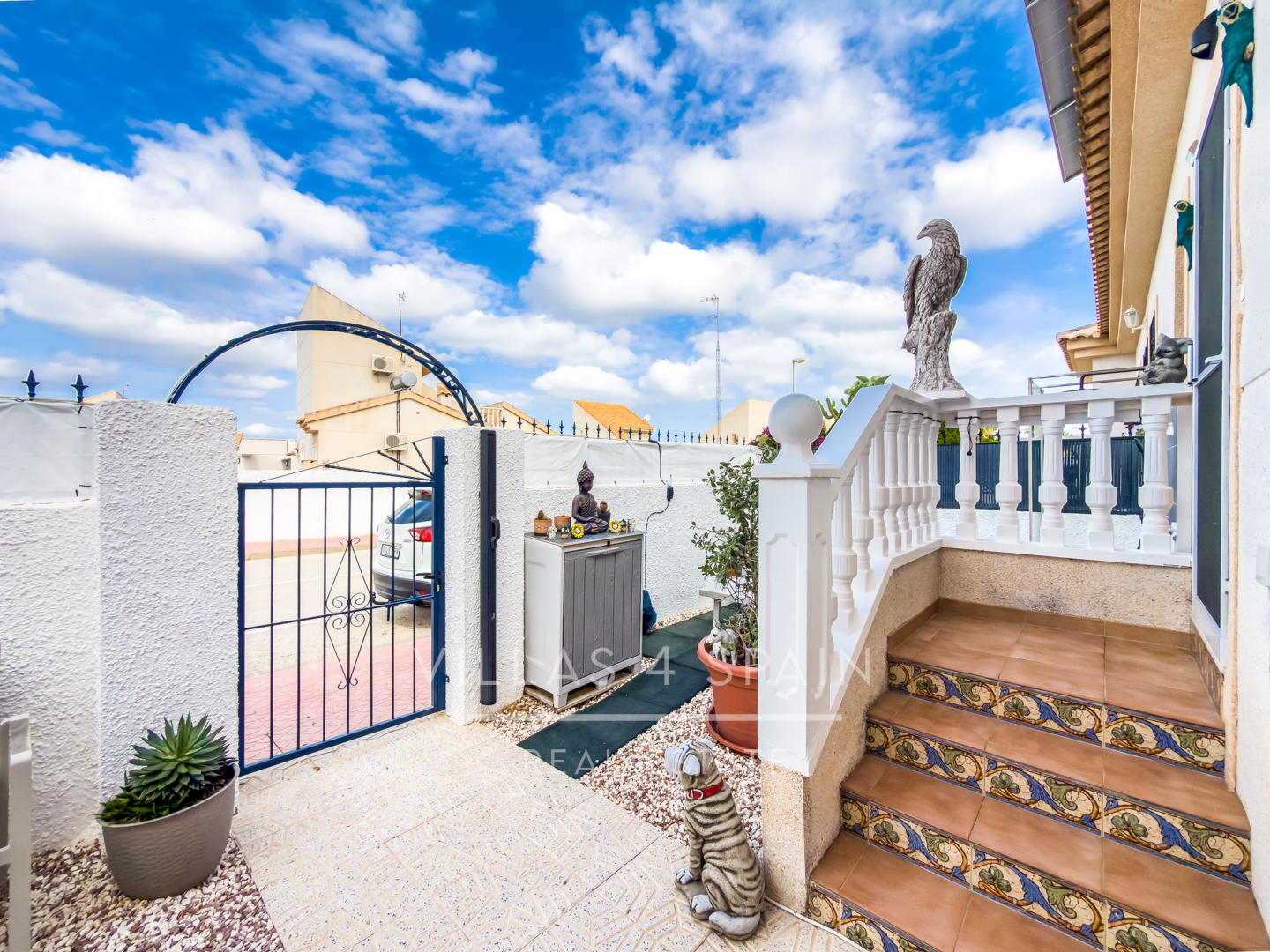 Resale - Cv v4s: 3 Bed 2 Bath townhouse with roof terrace and community pool in Benijofar - Ciudad Quesada  - calle rio turia - Alicante