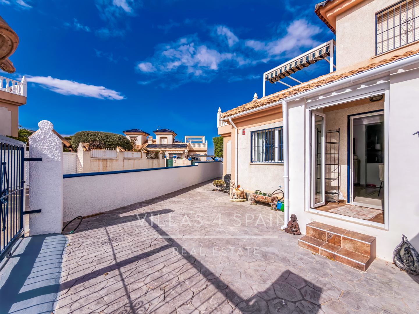 Resale - 2 Bed 2 Bath corner plot Townhouse with a large garden and roof terrace with community pool  - calle Onda - Alicante