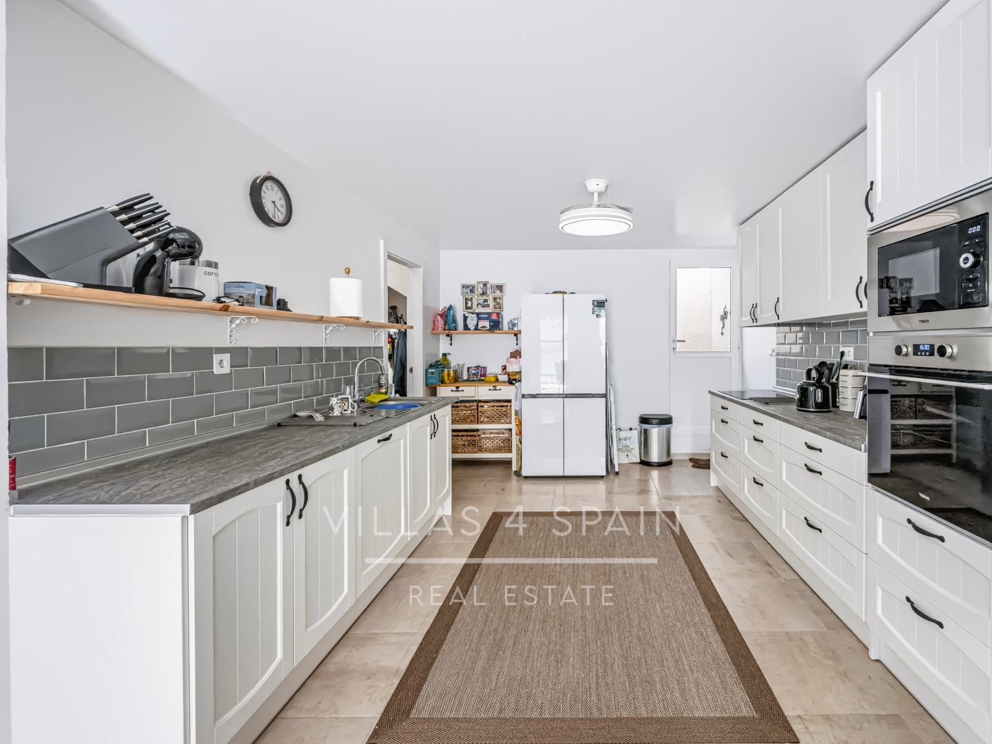 Resale - 2 Bed 2 Bath corner plot Townhouse with a large garden and roof terrace with community pool  - calle Onda - Alicante
