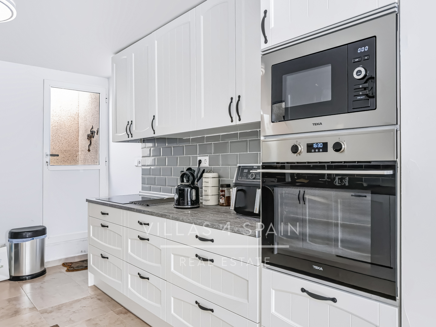 Resale - 2 Bed 2 Bath corner plot Townhouse with a large garden and roof terrace with community pool  - calle Onda - Alicante