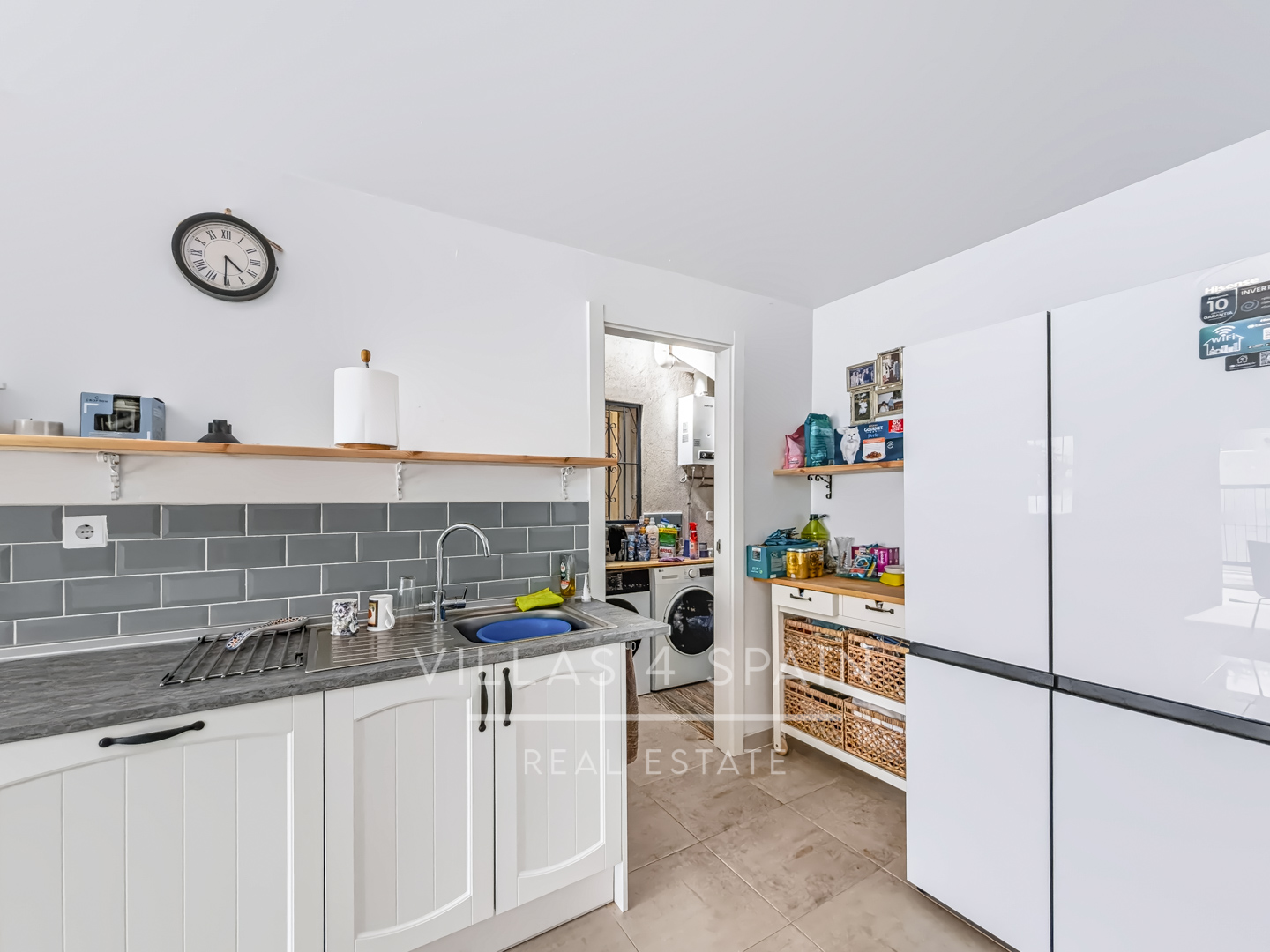 Resale - 2 Bed 2 Bath corner plot Townhouse with a large garden and roof terrace with community pool  - calle Onda - Alicante