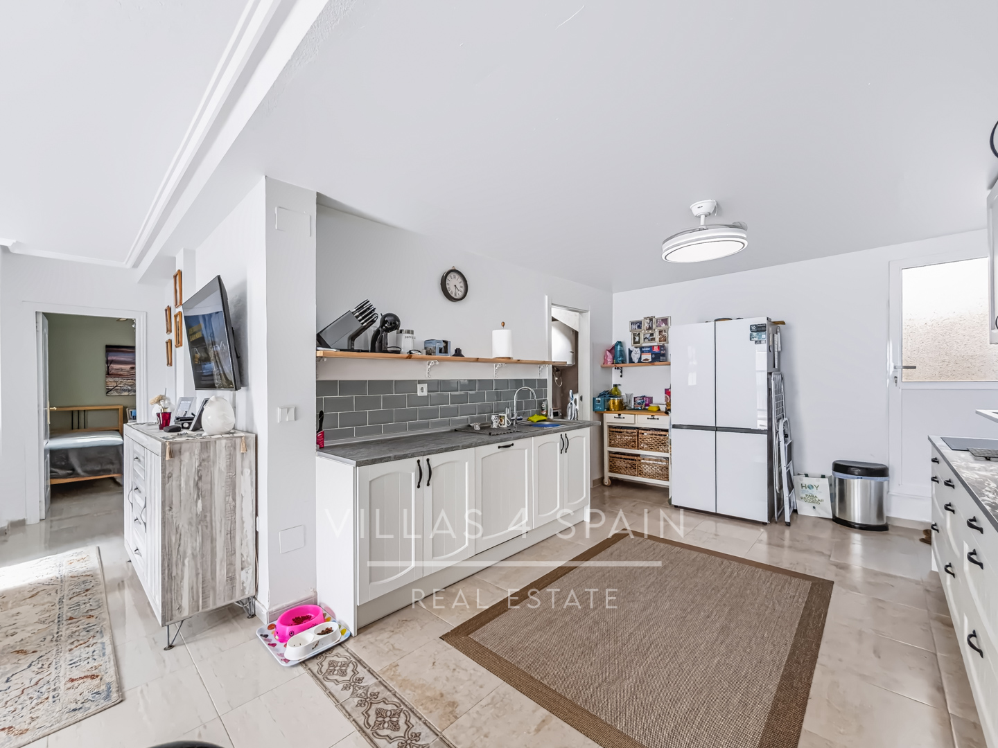Resale - 2 Bed 2 Bath corner plot Townhouse with a large garden and roof terrace with community pool  - calle Onda - Alicante