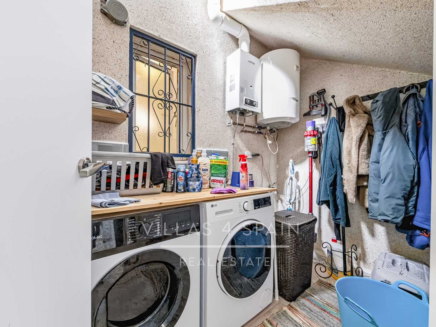 Resale - 2 Bed 2 Bath corner plot Townhouse with a large garden and roof terrace with community pool  - calle Onda - Alicante