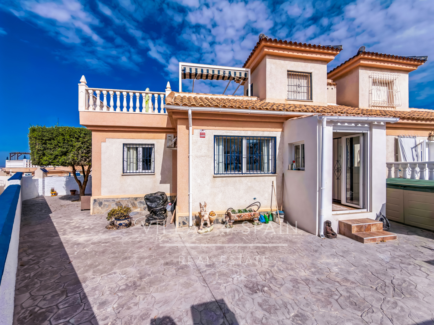 Resale - 2 Bed 2 Bath corner plot Townhouse with a large garden and roof terrace with community pool  - calle Onda - Alicante
