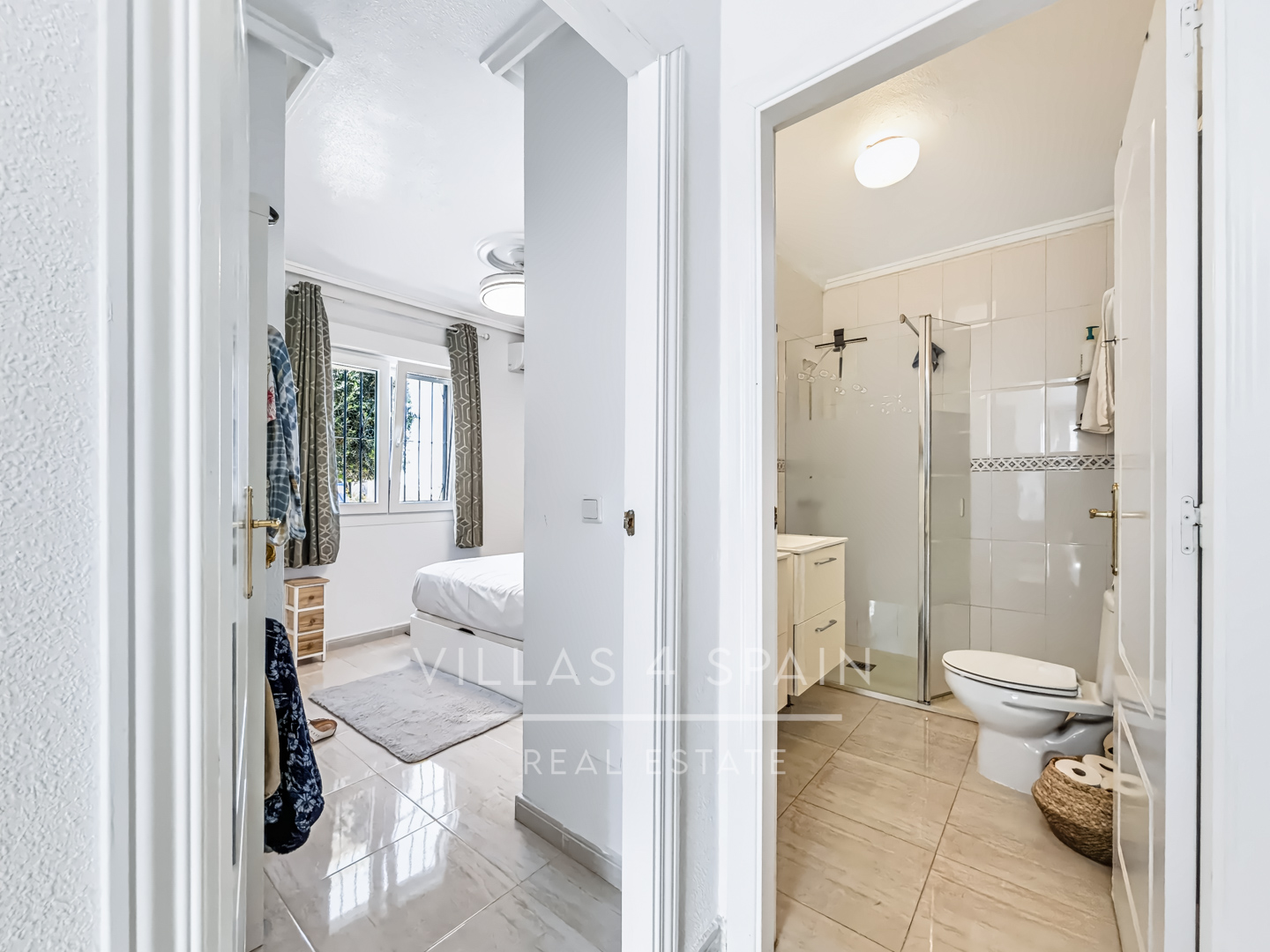 Resale - 2 Bed 2 Bath corner plot Townhouse with a large garden and roof terrace with community pool  - calle Onda - Alicante