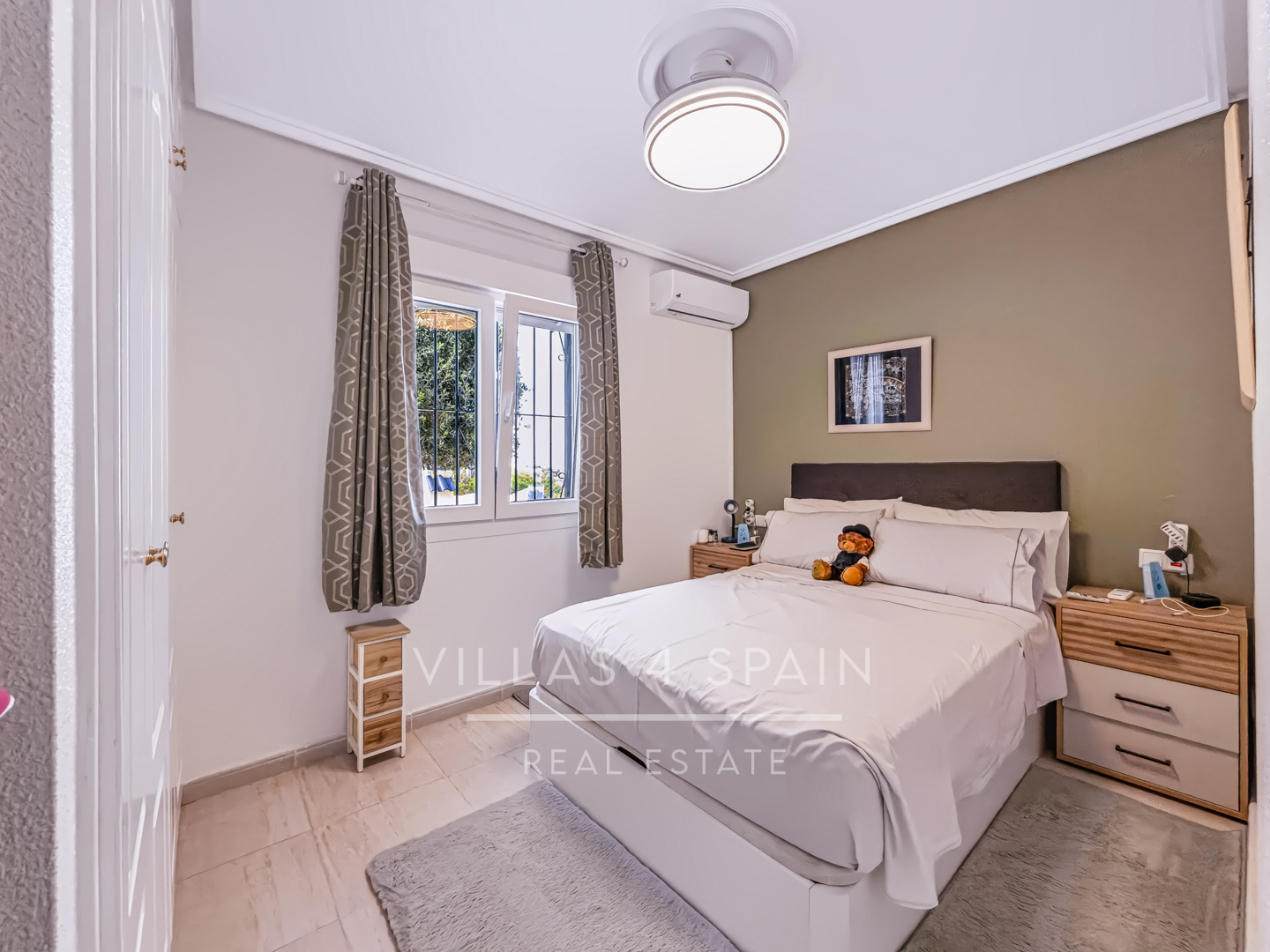 Resale - 2 Bed 2 Bath corner plot Townhouse with a large garden and roof terrace with community pool  - calle Onda - Alicante