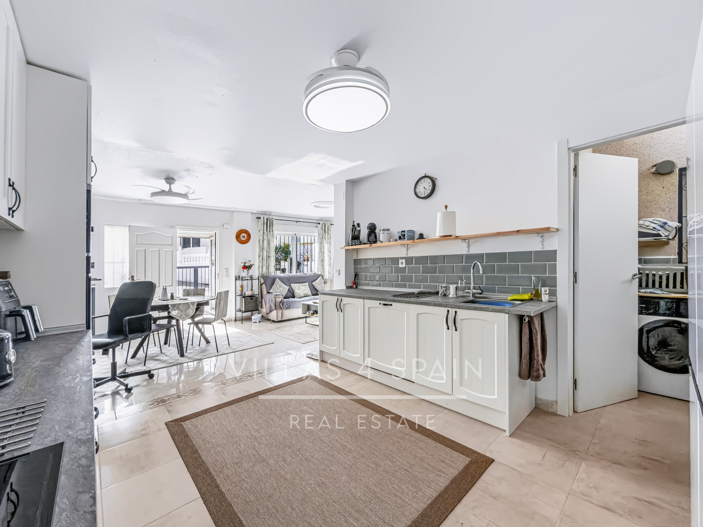 Resale - 2 Bed 2 Bath corner plot Townhouse with a large garden and roof terrace with community pool  - calle Onda - Alicante