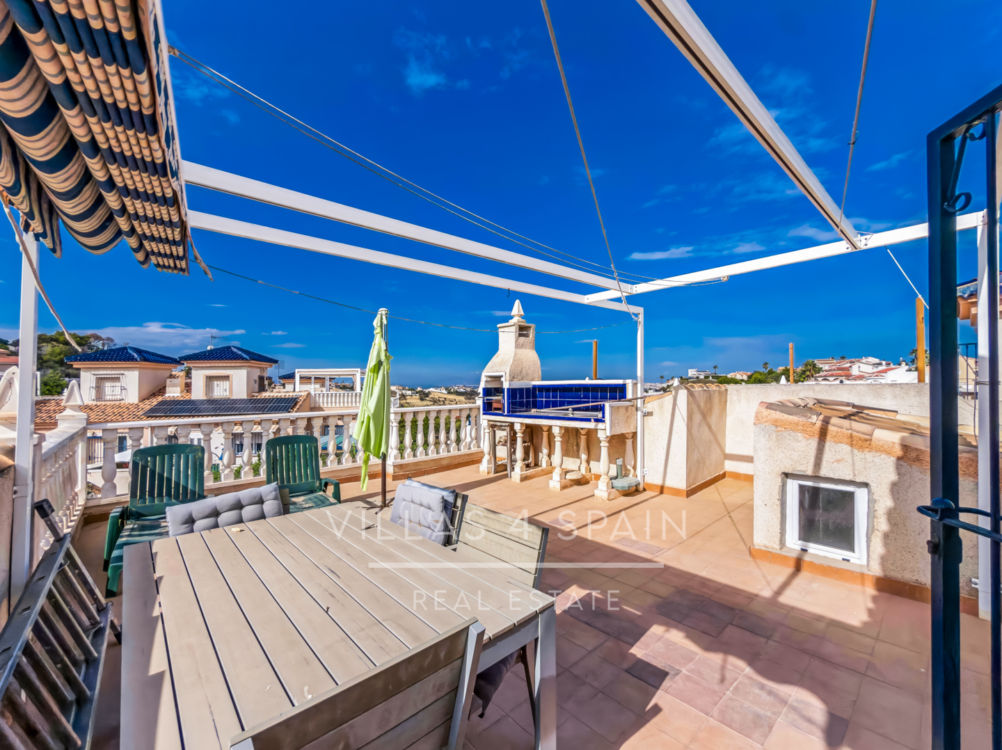 Resale - 2 Bed 2 Bath corner plot Townhouse with a large garden and roof terrace with community pool  - calle Onda - Alicante