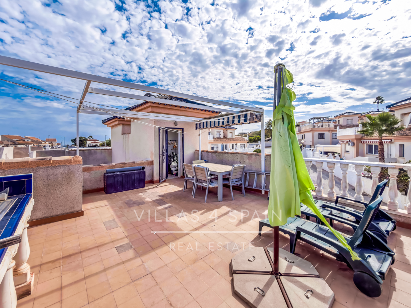 Resale - 2 Bed 2 Bath corner plot Townhouse with a large garden and roof terrace with community pool  - calle Onda - Alicante