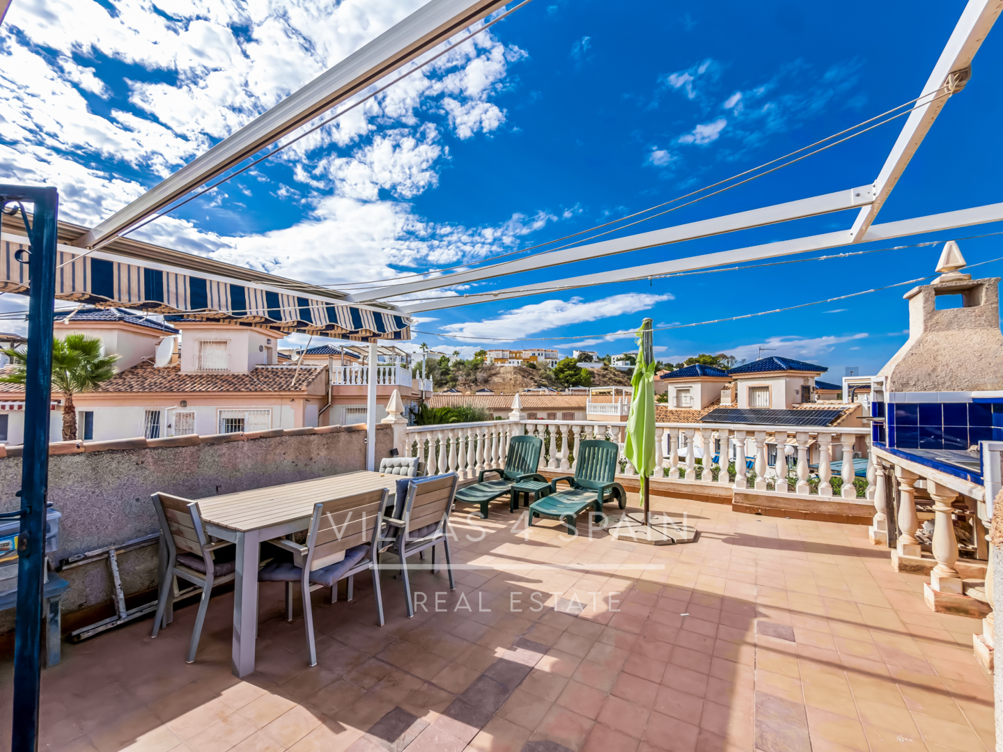 Resale - 2 Bed 2 Bath corner plot Townhouse with a large garden and roof terrace with community pool  - calle Onda - Alicante
