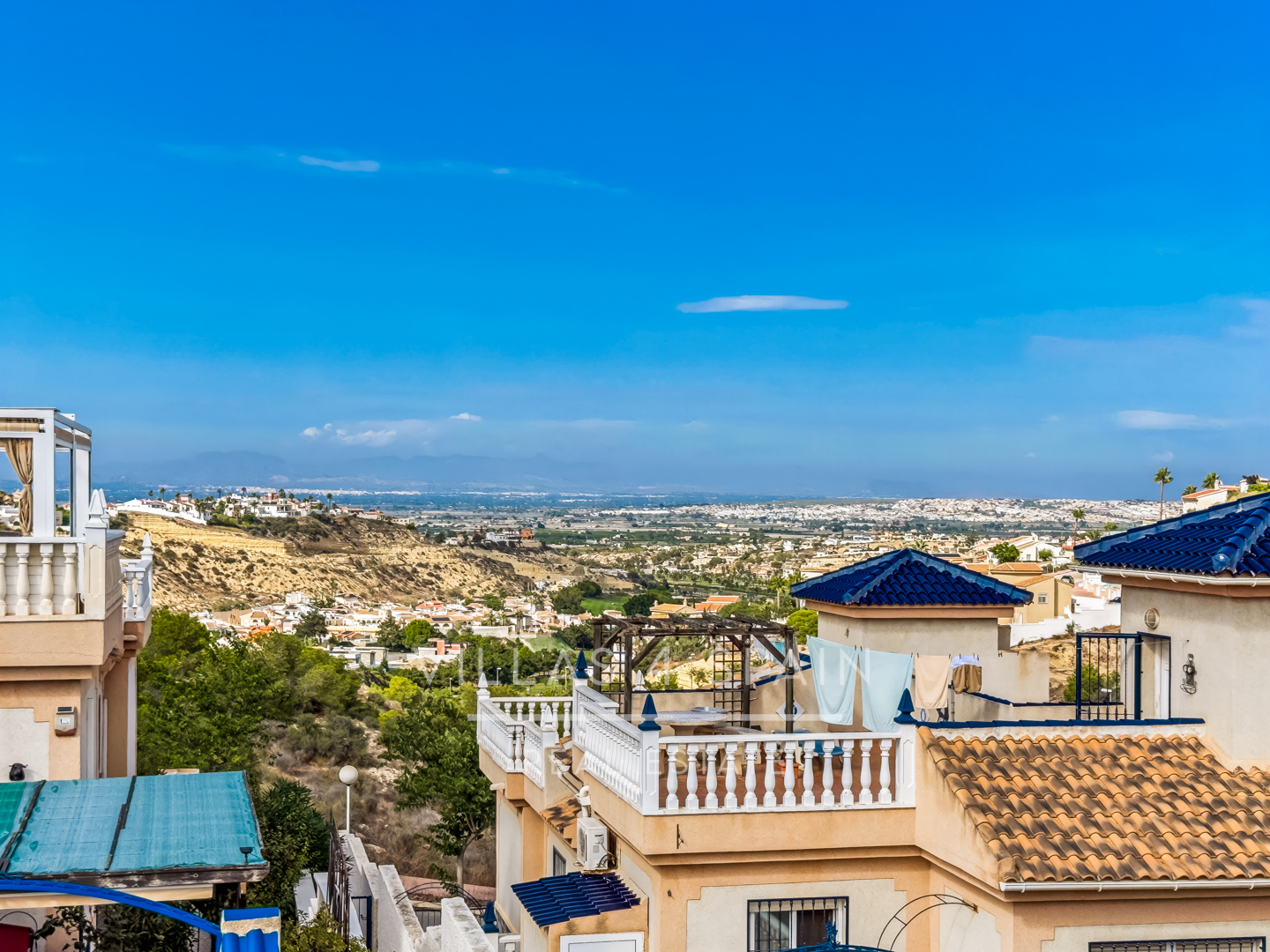 Resale - 2 Bed 2 Bath corner plot Townhouse with a large garden and roof terrace with community pool  - calle Onda - Alicante
