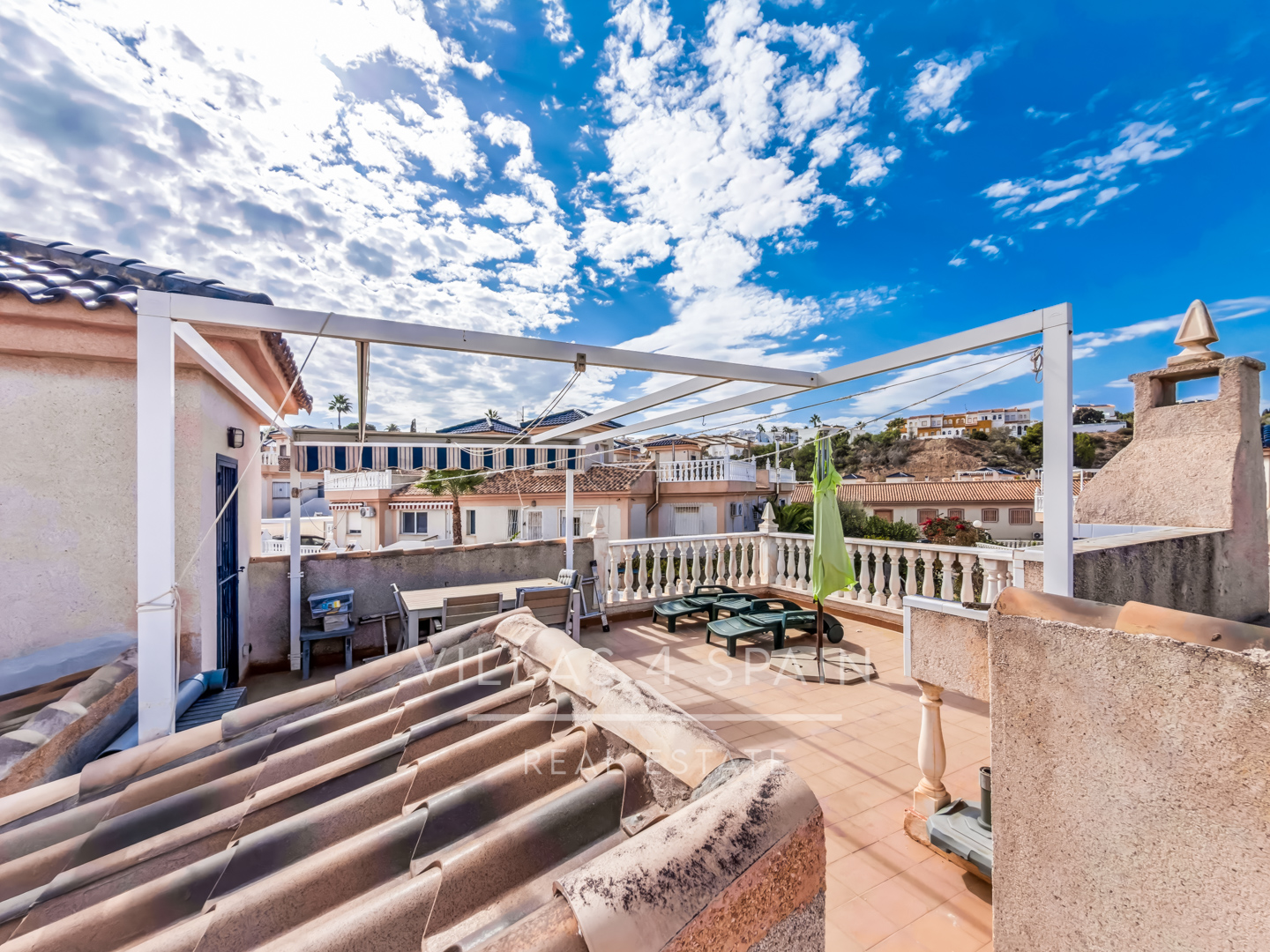 Resale - 2 Bed 2 Bath corner plot Townhouse with a large garden and roof terrace with community pool  - calle Onda - Alicante