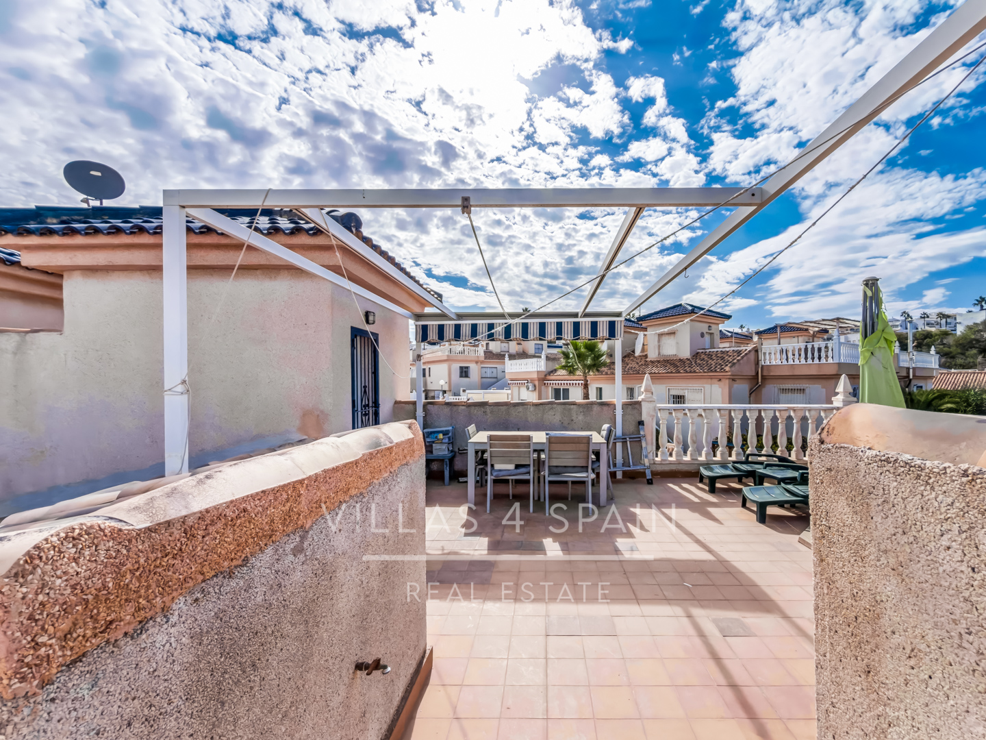 Resale - 2 Bed 2 Bath corner plot Townhouse with a large garden and roof terrace with community pool  - calle Onda - Alicante
