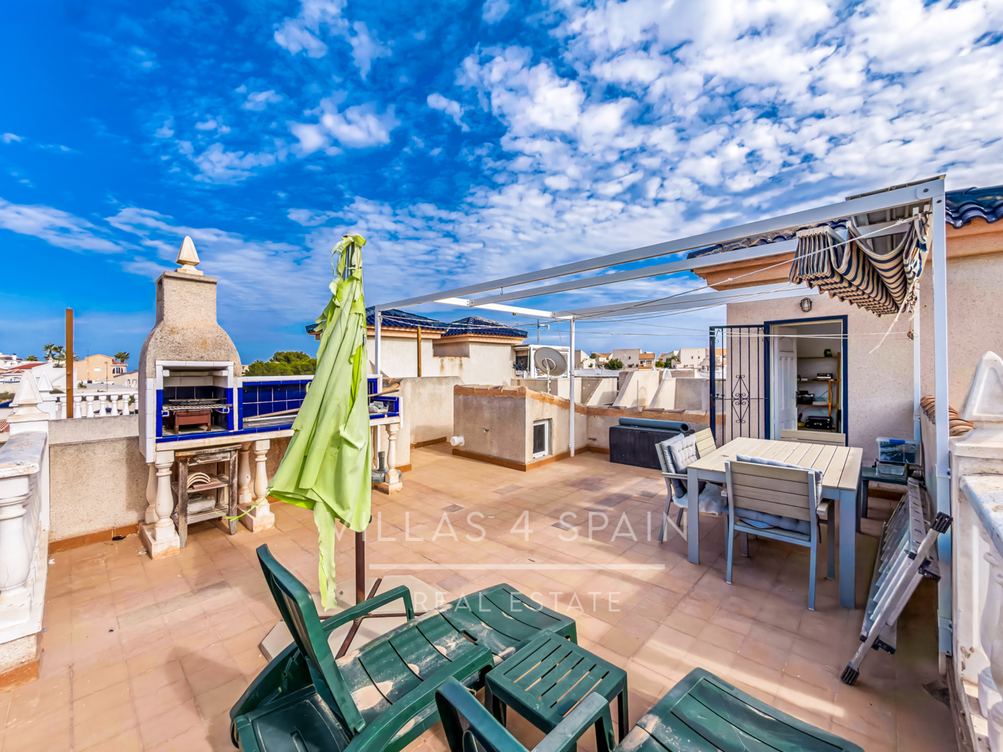 Resale - 2 Bed 2 Bath corner plot Townhouse with a large garden and roof terrace with community pool  - calle Onda - Alicante