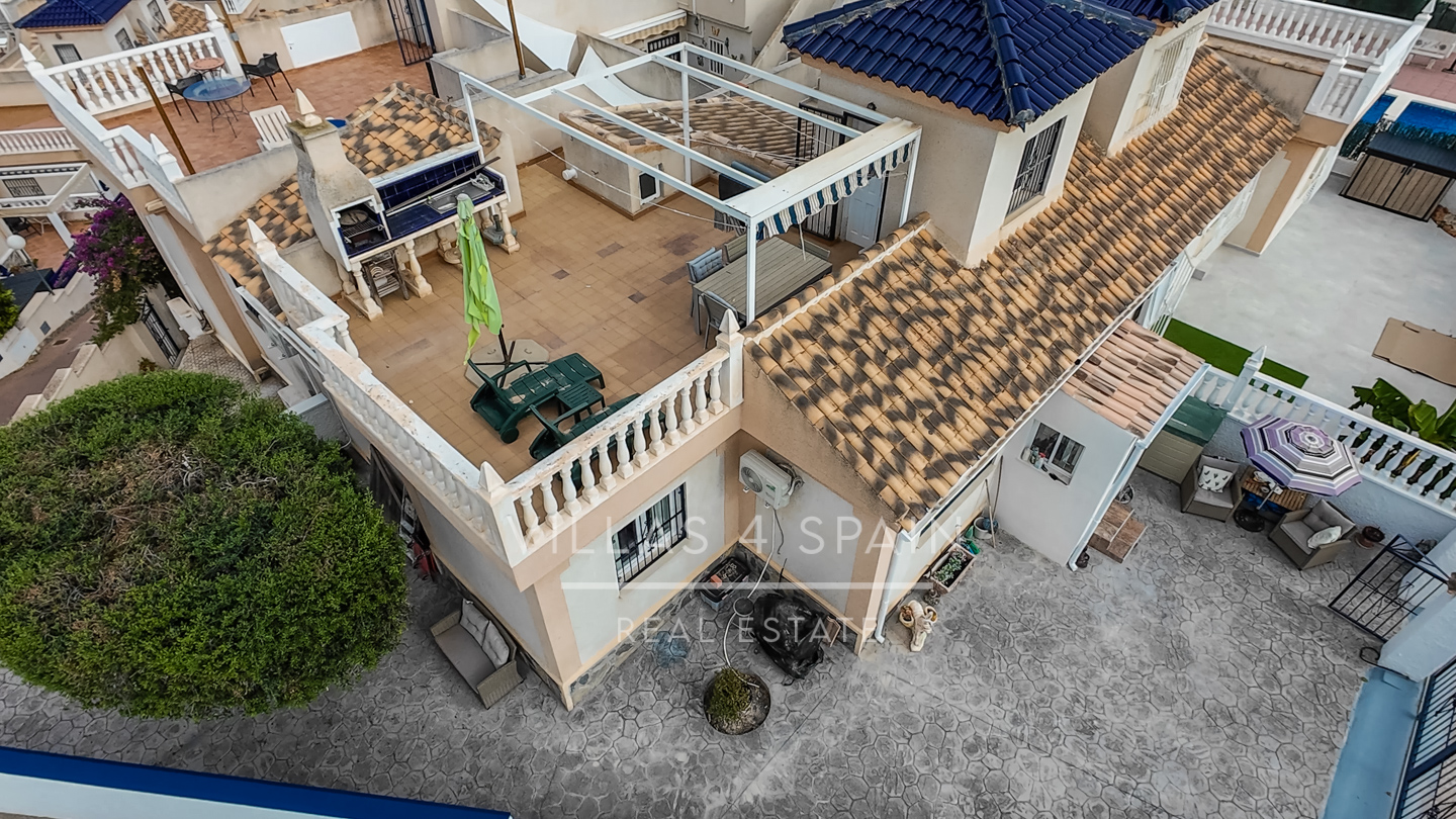 Resale - 2 Bed 2 Bath corner plot Townhouse with a large garden and roof terrace with community pool  - calle Onda - Alicante