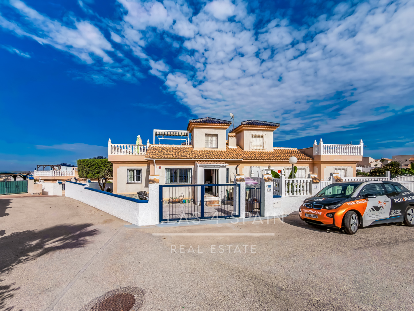 Resale - 2 Bed 2 Bath corner plot Townhouse with a large garden and roof terrace with community pool  - calle Onda - Alicante
