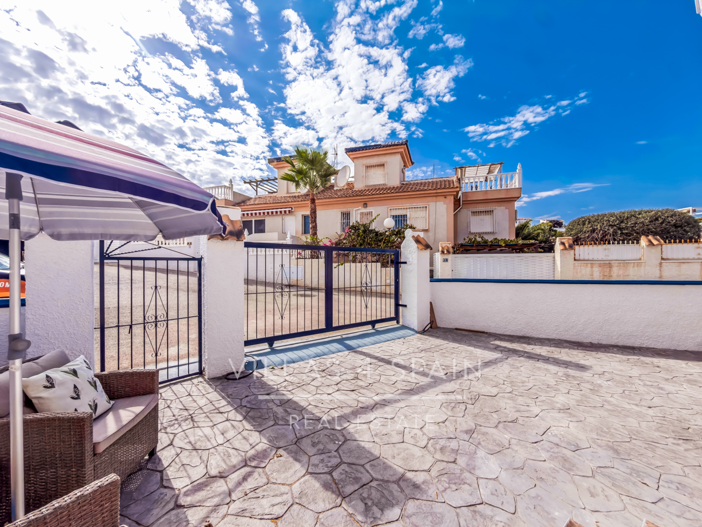 Resale - 2 Bed 2 Bath corner plot Townhouse with a large garden and roof terrace with community pool  - calle Onda - Alicante