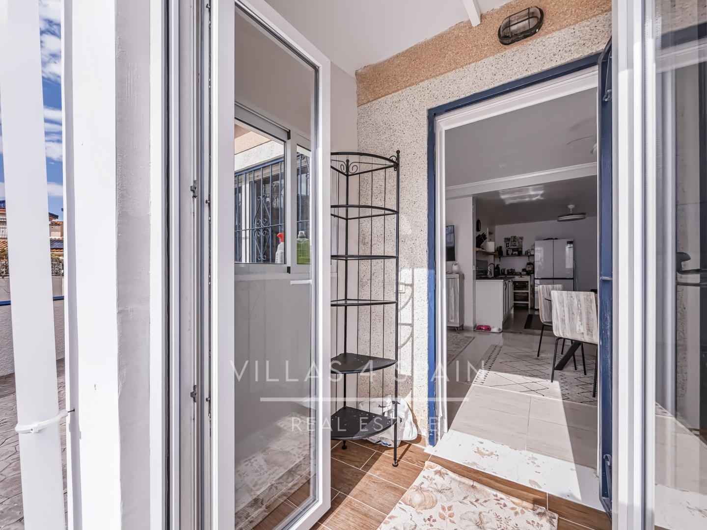 Resale - 2 Bed 2 Bath corner plot Townhouse with a large garden and roof terrace with community pool  - calle Onda - Alicante