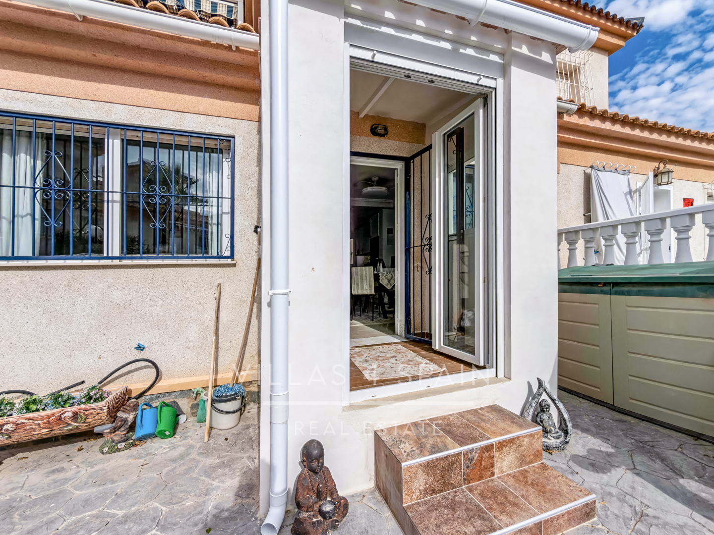 Resale - 2 Bed 2 Bath corner plot Townhouse with a large garden and roof terrace with community pool  - calle Onda - Alicante