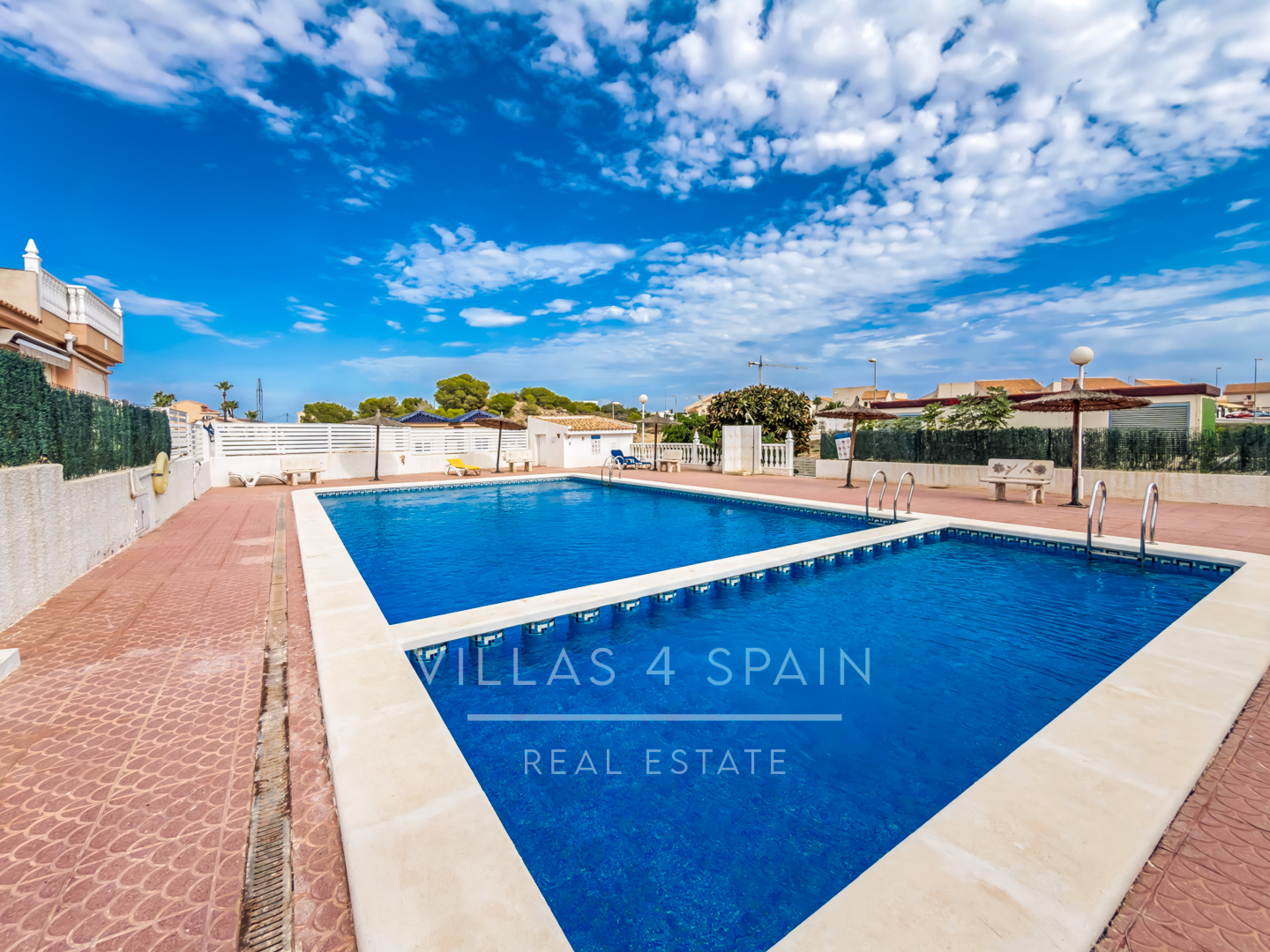 Resale - 2 Bed 2 Bath corner plot Townhouse with a large garden and roof terrace with community pool  - calle Onda - Alicante