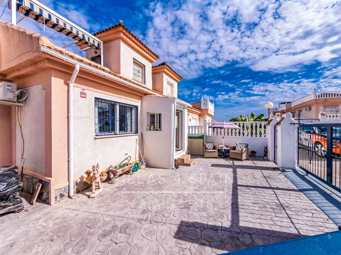 Resale - 2 Bed 2 Bath corner plot Townhouse with a large garden and roof terrace with community pool  - calle Onda - Alicante