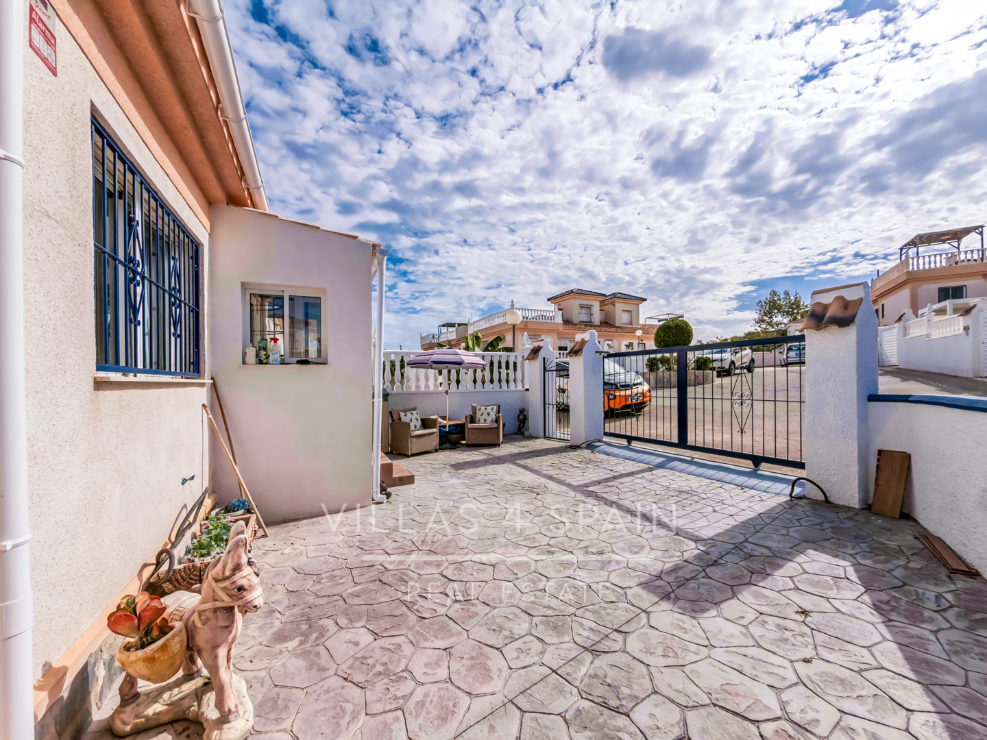 Resale - 2 Bed 2 Bath corner plot Townhouse with a large garden and roof terrace with community pool  - calle Onda - Alicante