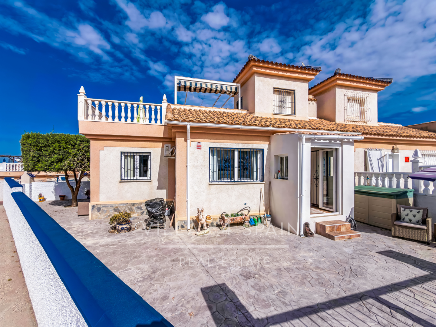 Resale - 2 Bed 2 Bath corner plot Townhouse with a large garden and roof terrace with community pool  - calle Onda - Alicante