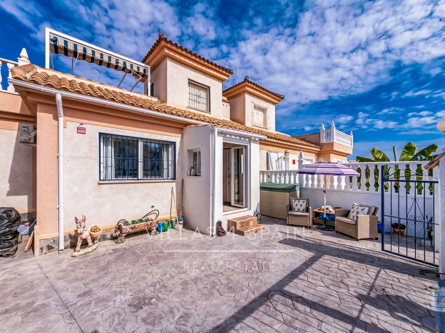Resale - 2 Bed 2 Bath corner plot Townhouse with a large garden and roof terrace with community pool  - calle Onda - Alicante