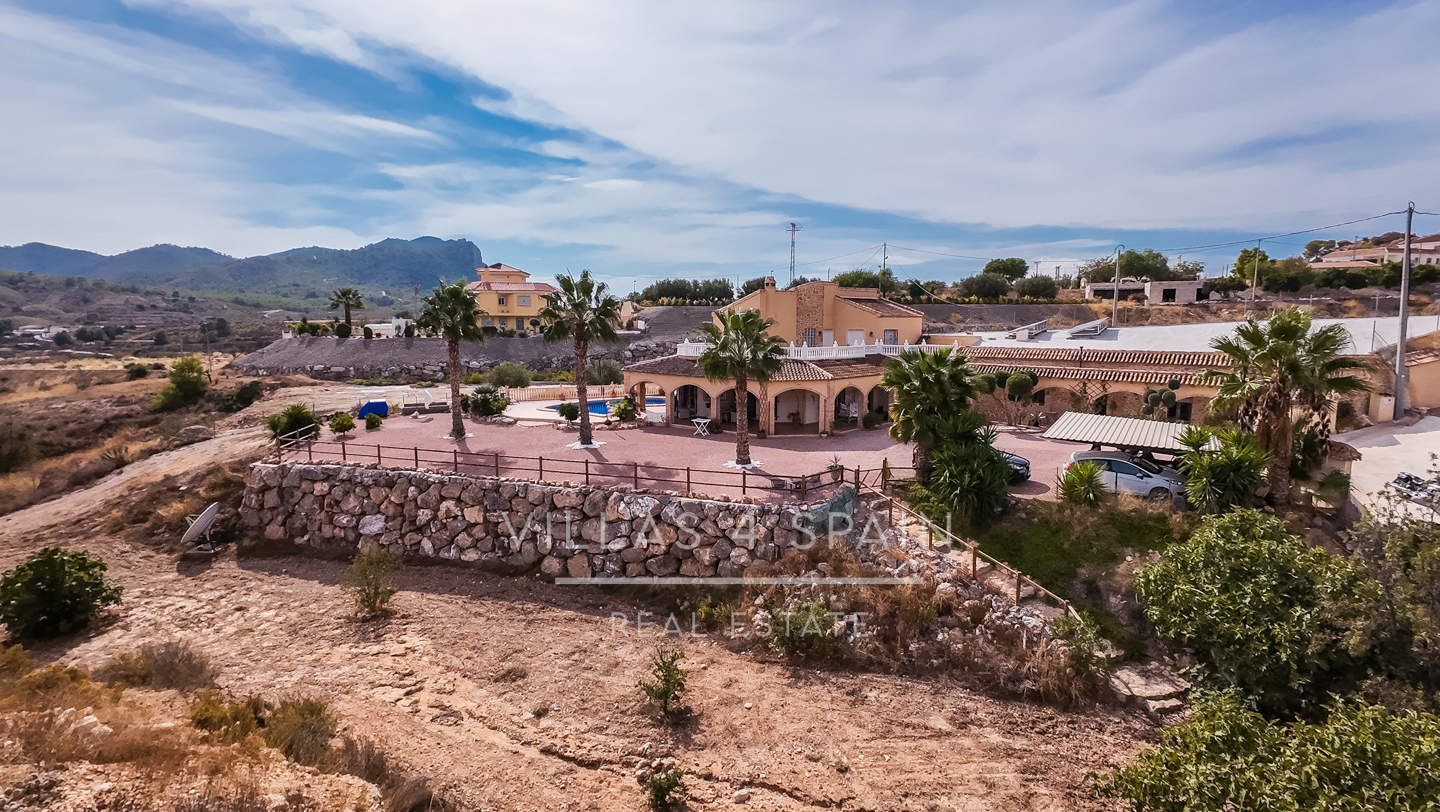 Resale - 6 bedroom 4 bathroom villa and cave house for sale in Las Casicas, Fortuna - paraje de las casicas - Murcia