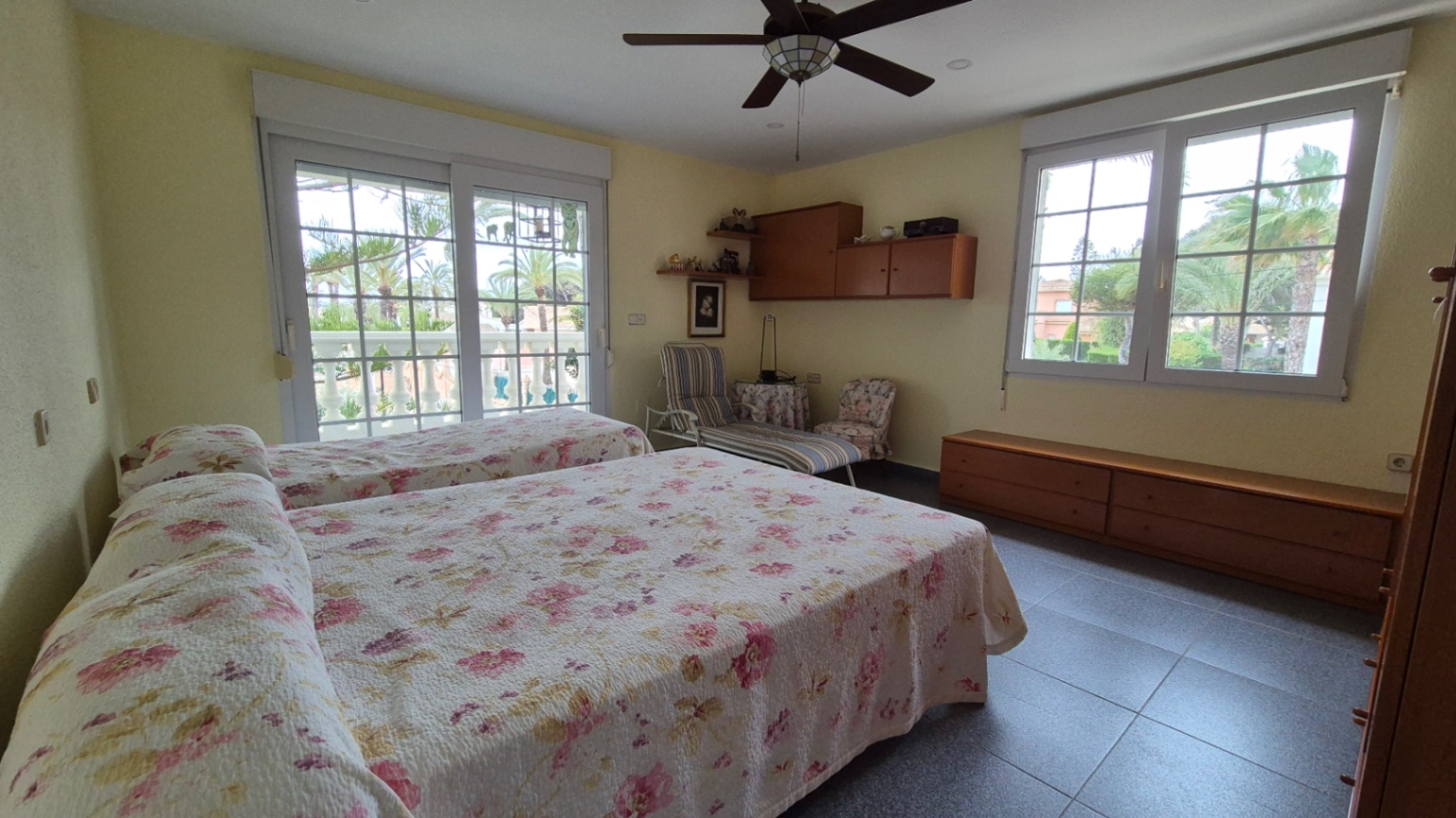 Resale - 7 Bedroom 3 Bathroom Villa in Orihuela - Costa Blanca Sur  - Alicante
