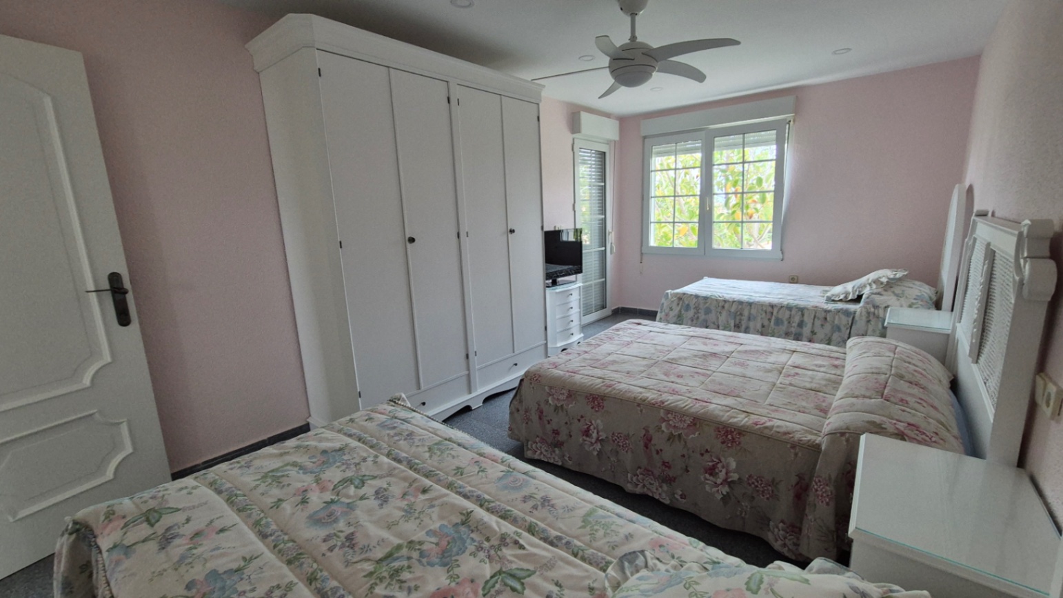 Resale - 7 Bedroom 3 Bathroom Villa in Orihuela - Costa Blanca Sur  - Alicante