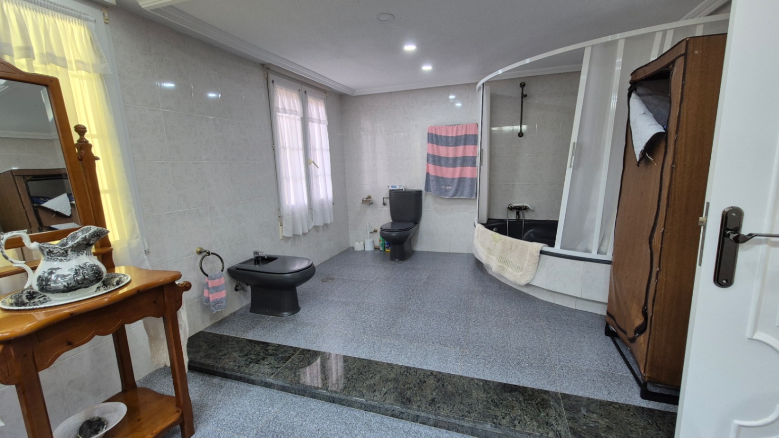 Resale - 7 Bedroom 3 Bathroom Villa in Orihuela - Costa Blanca Sur  - Alicante