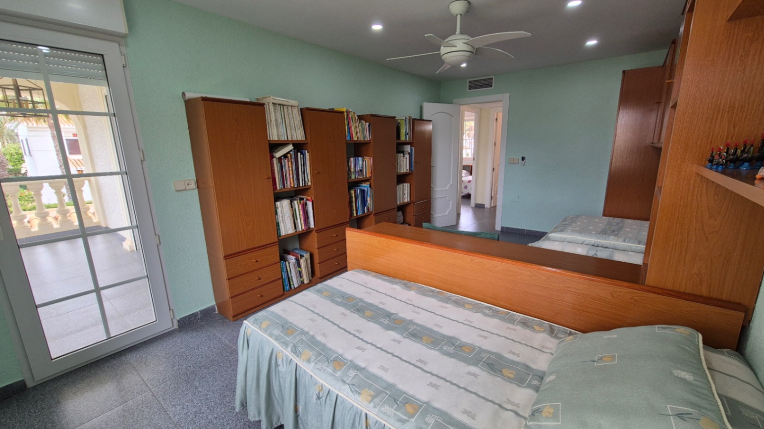 Resale - 7 Bedroom 3 Bathroom Villa in Orihuela - Costa Blanca Sur  - Alicante