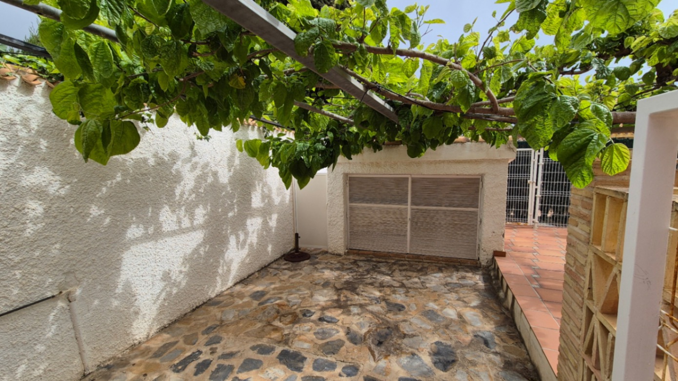 Resale - 7 Bedroom 3 Bathroom Villa in Orihuela - Costa Blanca Sur  - Alicante