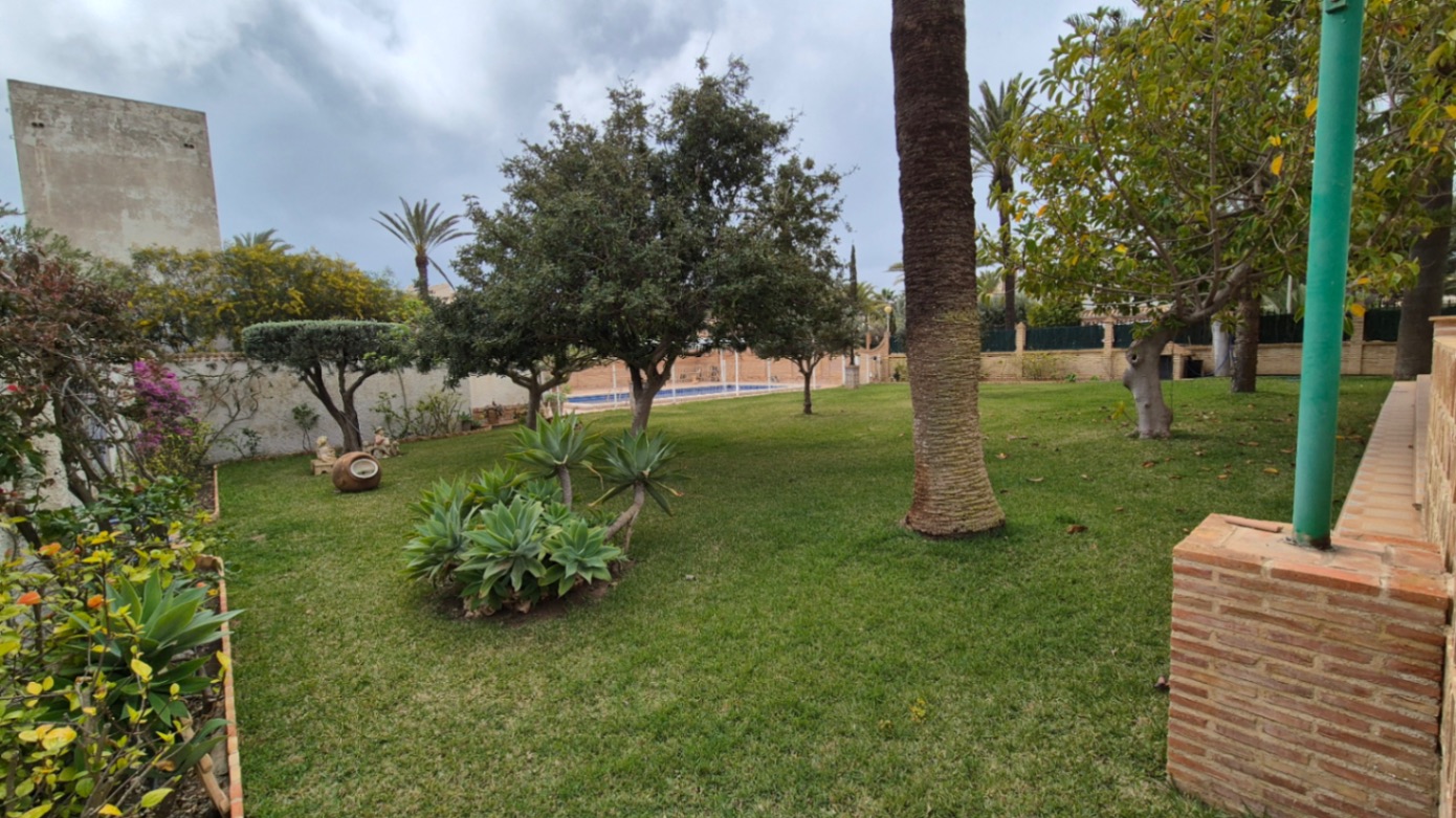 Resale - 7 Bedroom 3 Bathroom Villa in Orihuela - Costa Blanca Sur  - Alicante