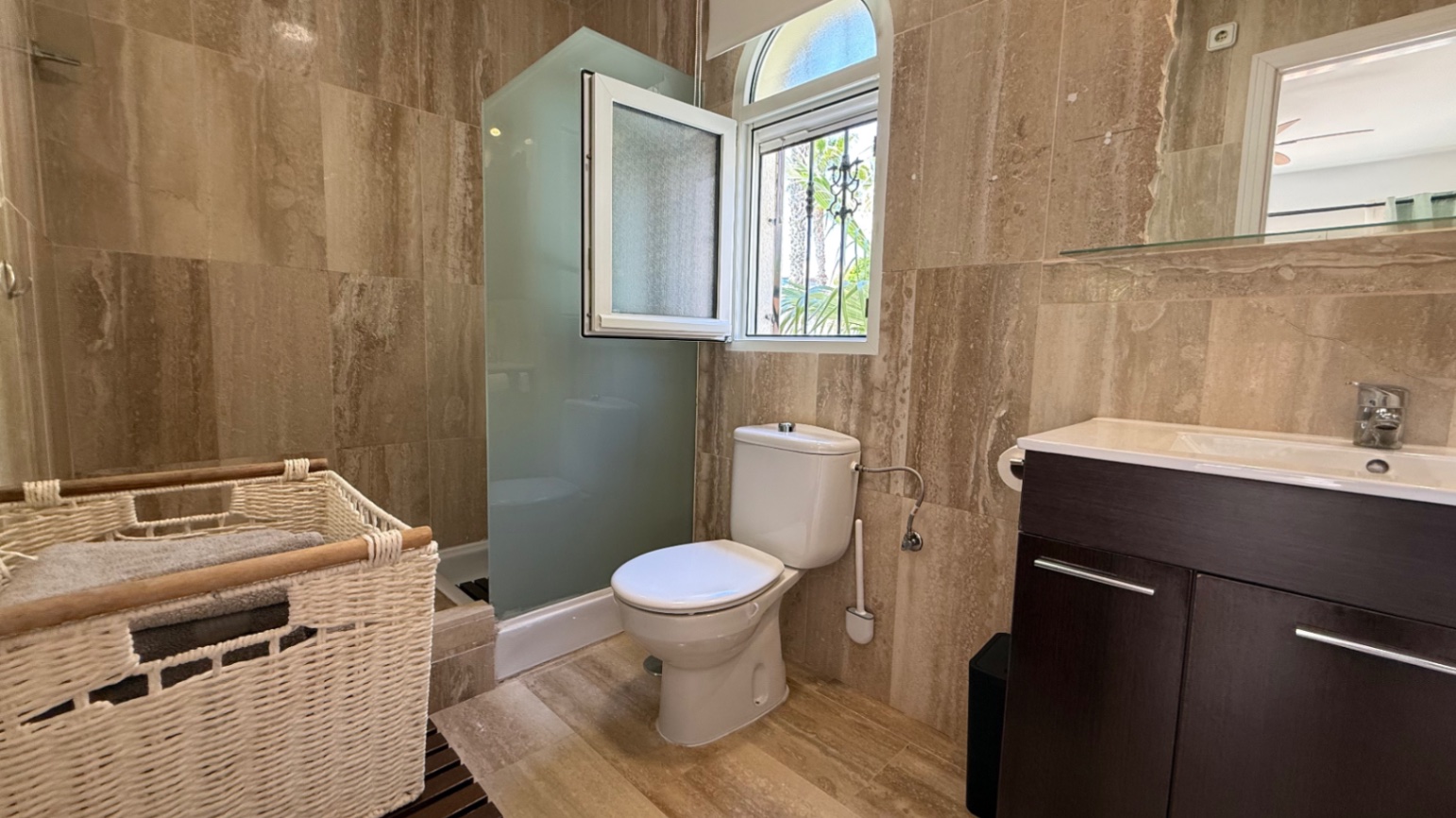 Resale - 4 Bedroom 2 Bathroom Villa in Orihuela Costa - Campos de Golf  - Alicante