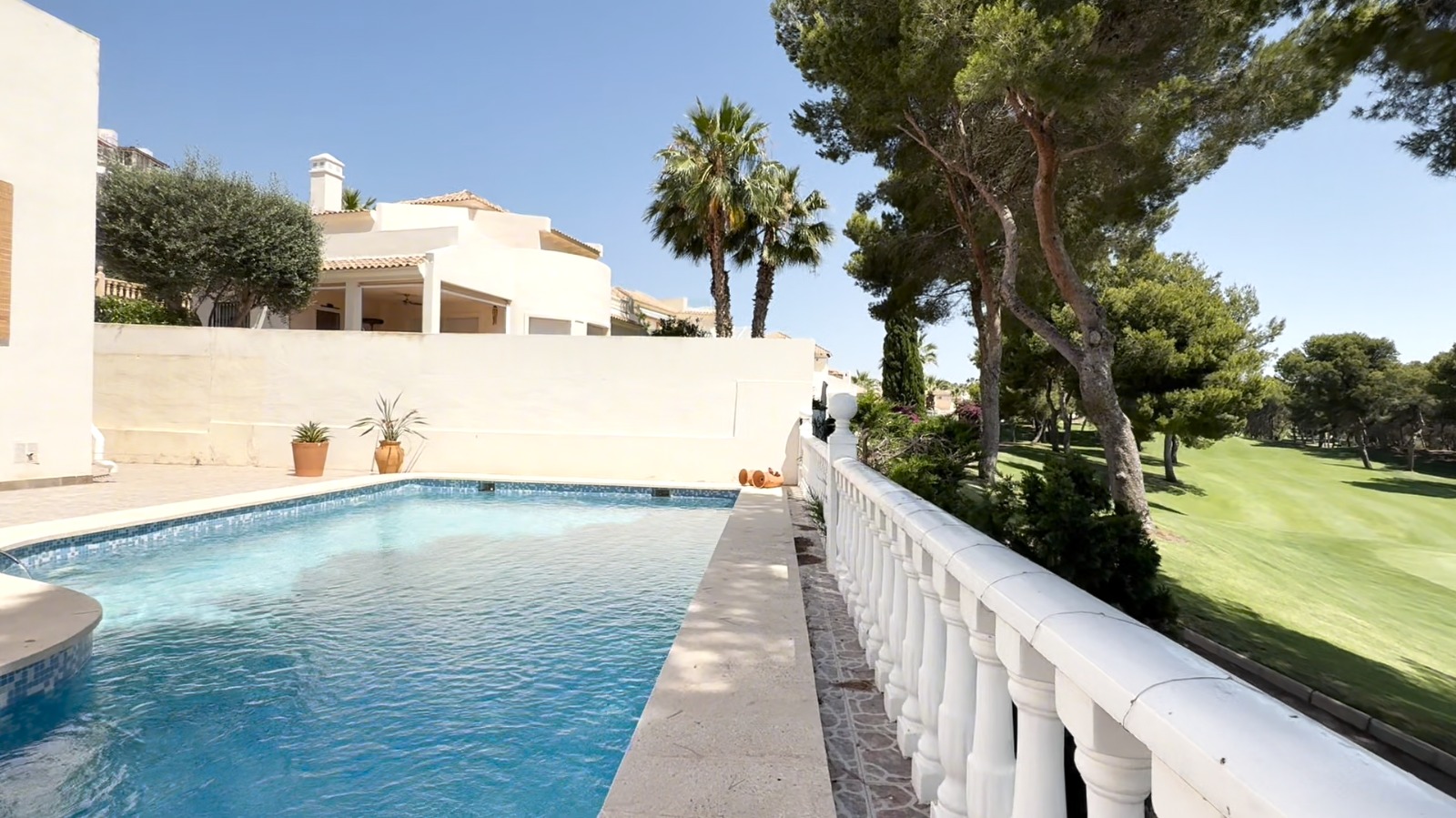 Resale - 4 Bedroom 2 Bathroom Villa in Orihuela Costa - Campos de Golf  - Alicante