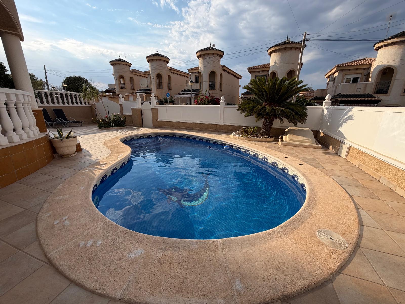 Resale - 3 Bedroom 2 Bathroom Villa in Orihuela Costa - Villamartín-Las Filipinas  - Alicante
