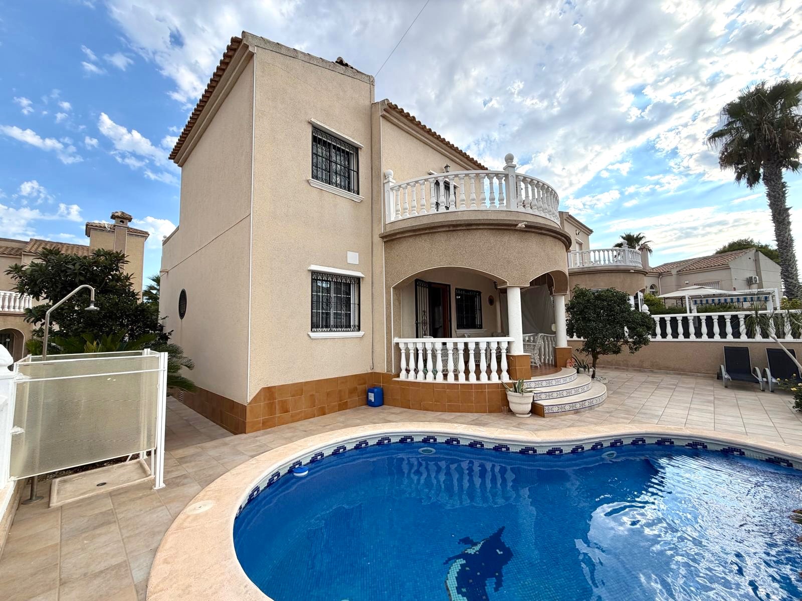 Resale - 3 Bedroom 2 Bathroom Villa in Orihuela Costa - Villamartín-Las Filipinas  - Alicante