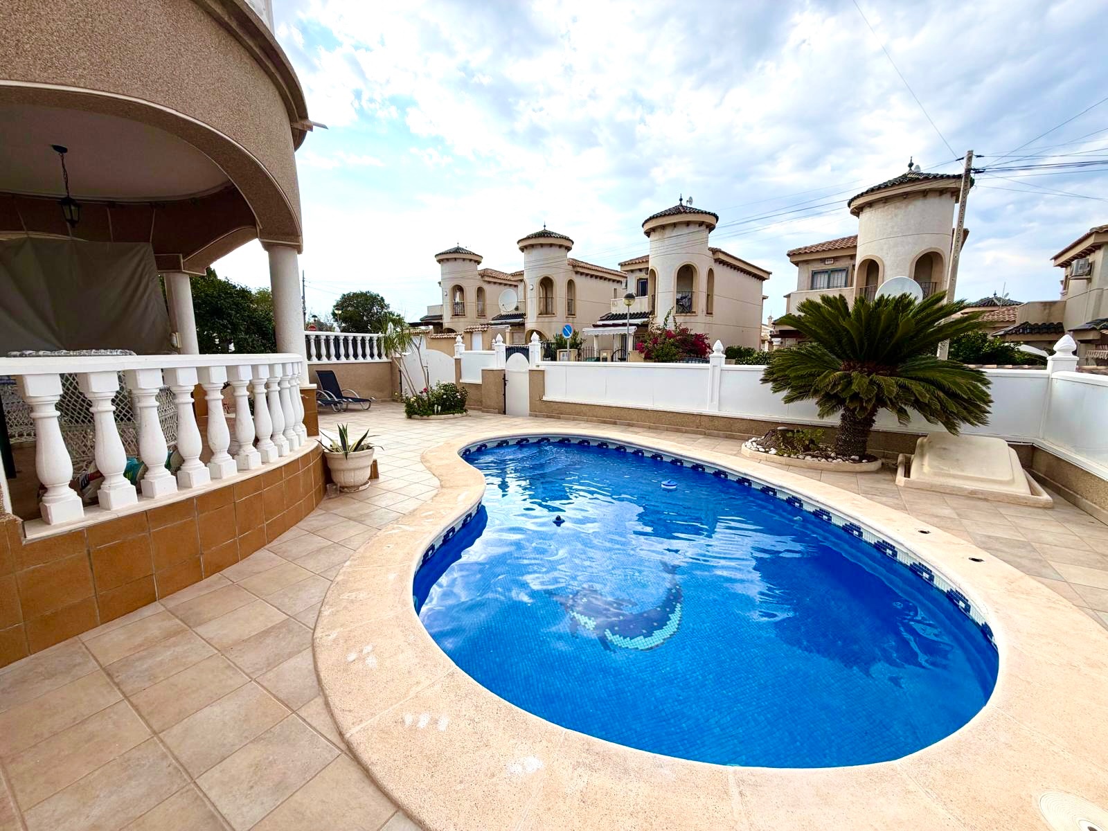Resale - 3 Bedroom 2 Bathroom Villa in Orihuela Costa - Villamartín-Las Filipinas  - Alicante