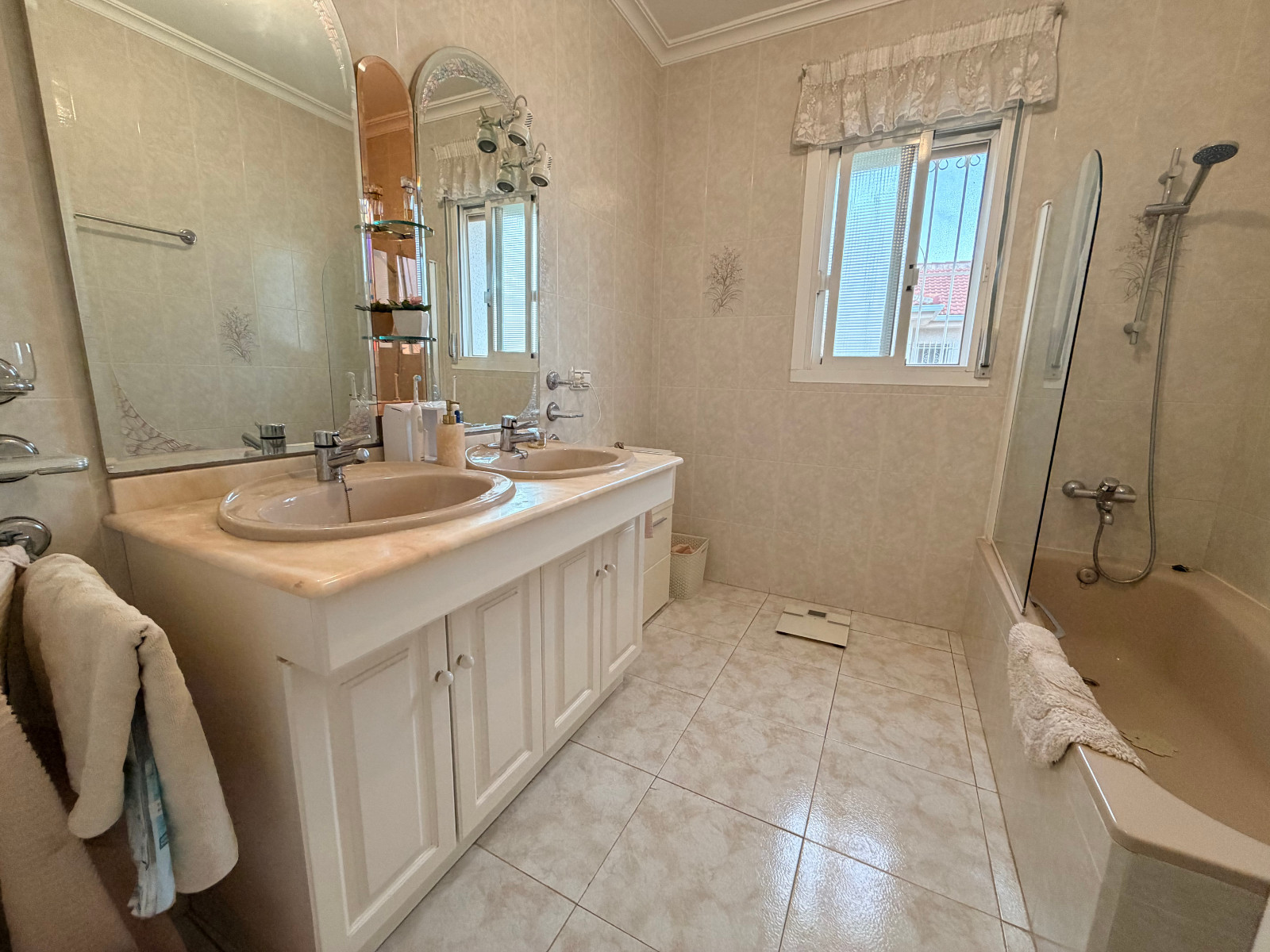 Resale - 5 Bedroom 3 Bathroom Villa in Ciudad Quesada - Ciudad Quesada  - Alicante