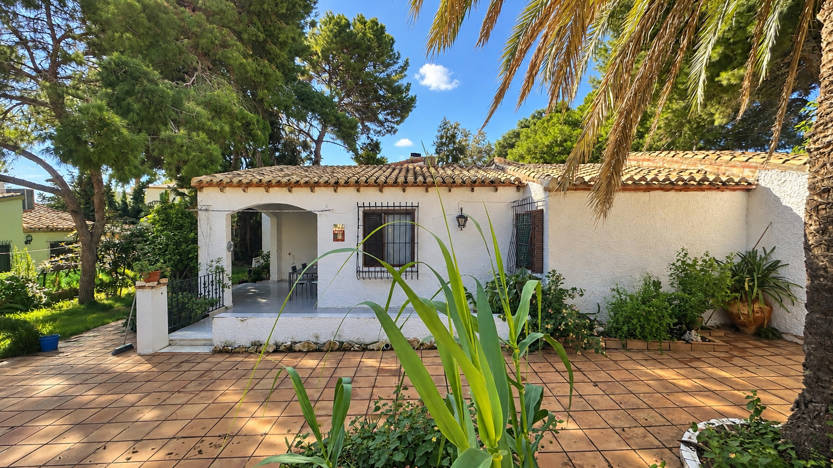 Resale - 4 Bedroom 2 Bathroom Villa in Orihuela Costa - Punta Prima  - Alicante