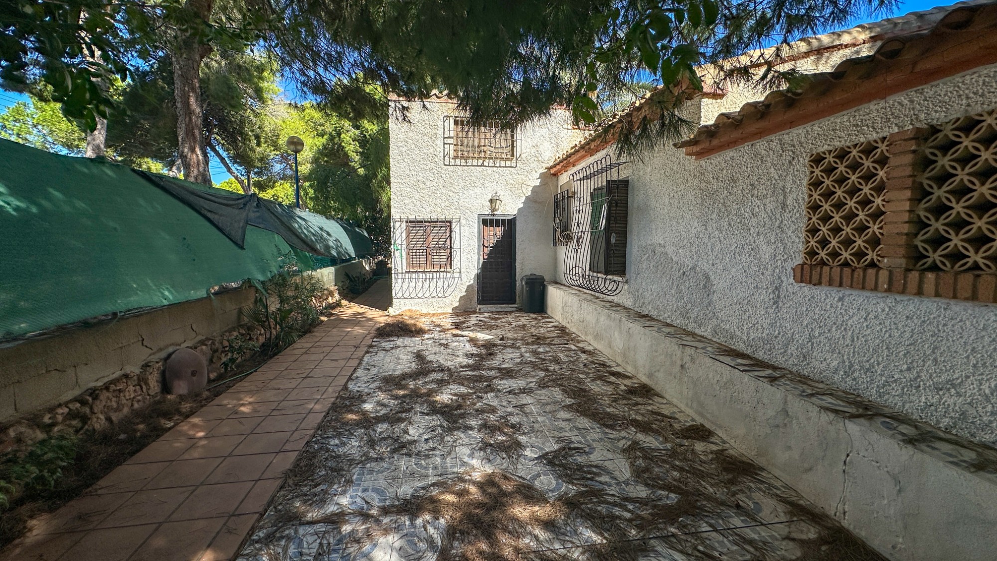 Resale - 4 Bedroom 2 Bathroom Villa in Orihuela Costa - Punta Prima  - Alicante