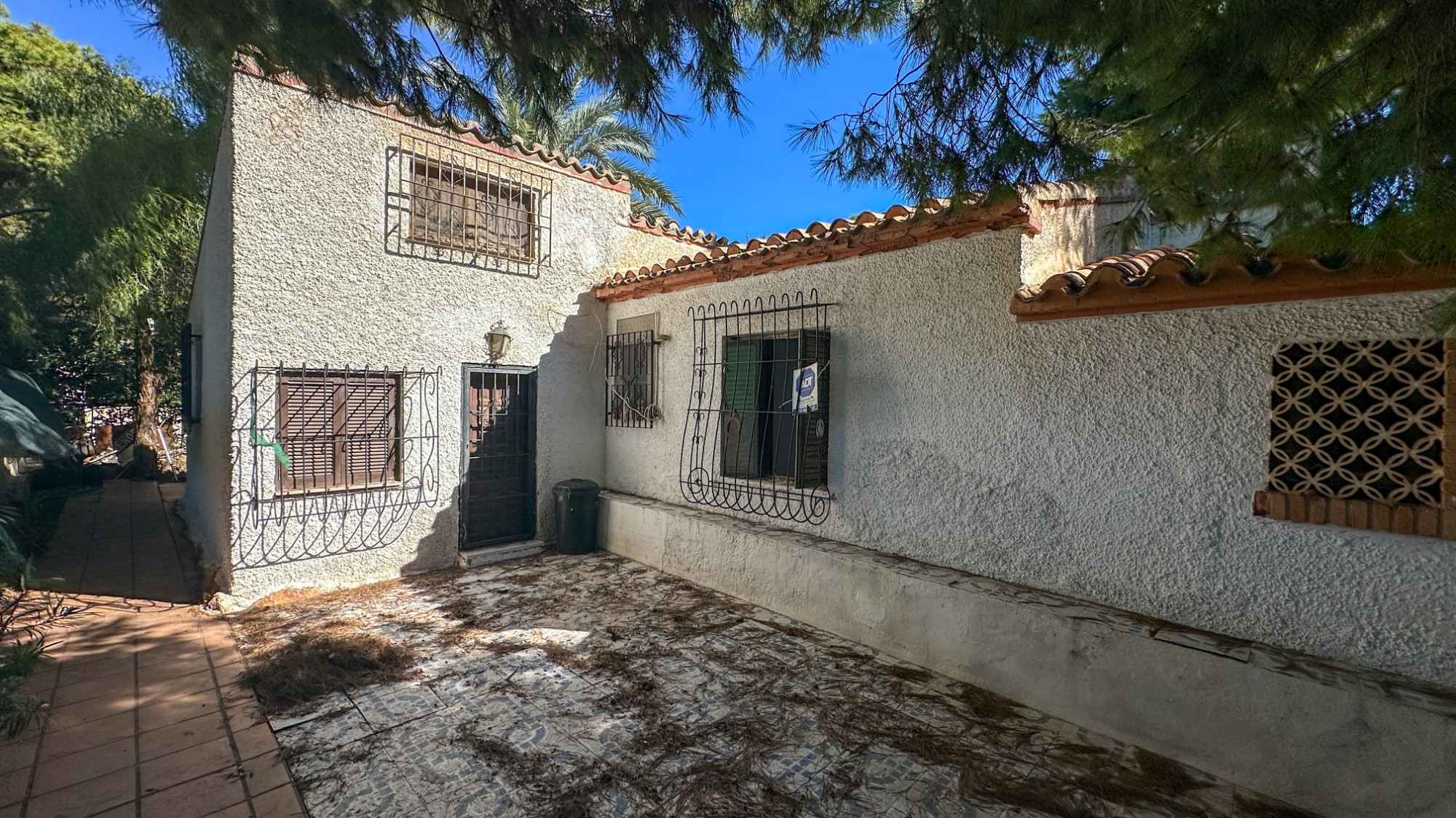 Resale - 4 Bedroom 2 Bathroom Villa in Orihuela Costa - Punta Prima  - Alicante