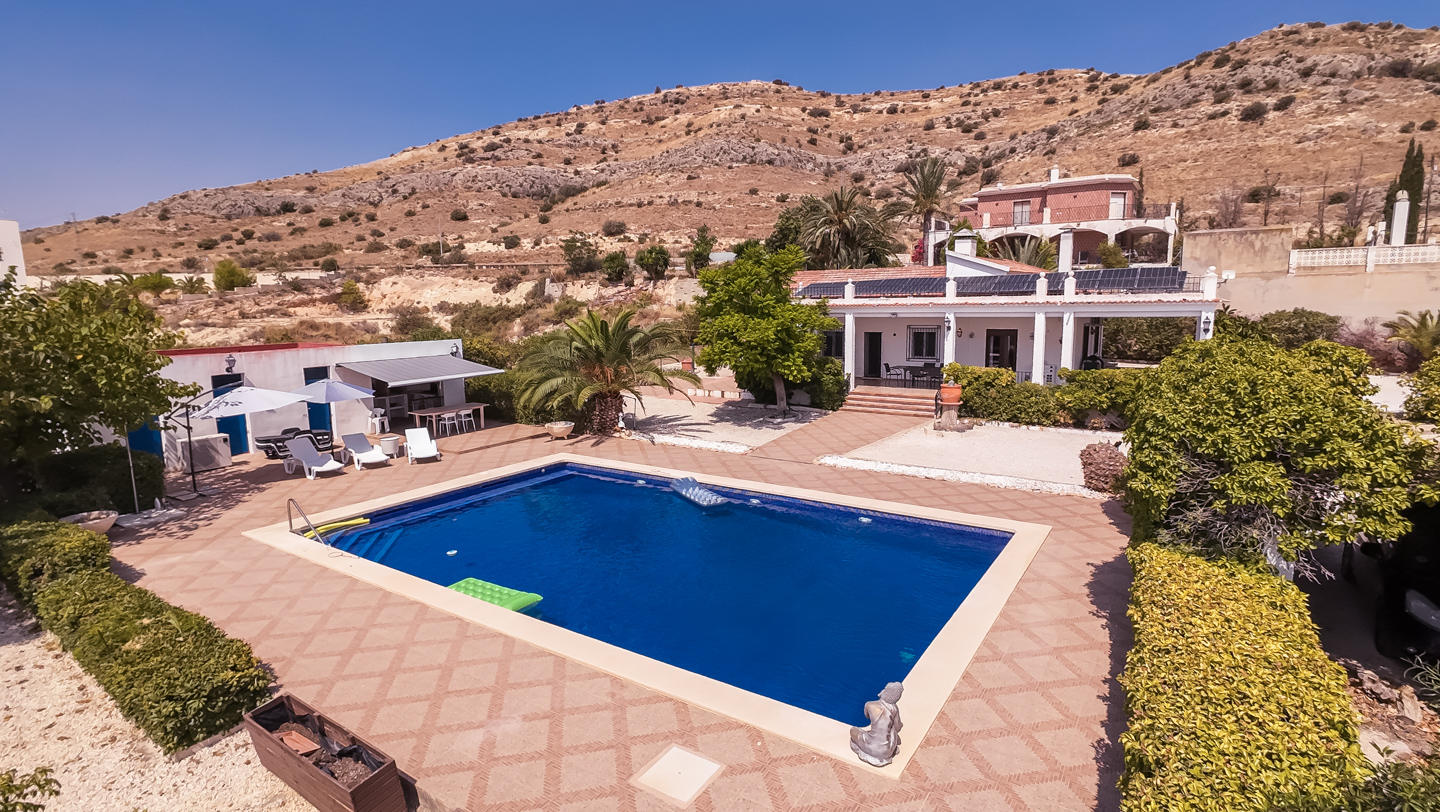 Resale - 4 Bed 3 Bath Villa with a private pool & parking in Aspe Alicante - av tres de agosto - Alicante