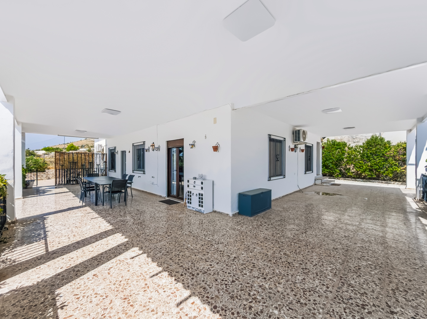 Resale - 4 Bed 3 Bath Villa with a private pool & parking in Aspe Alicante - av tres de agosto - Alicante