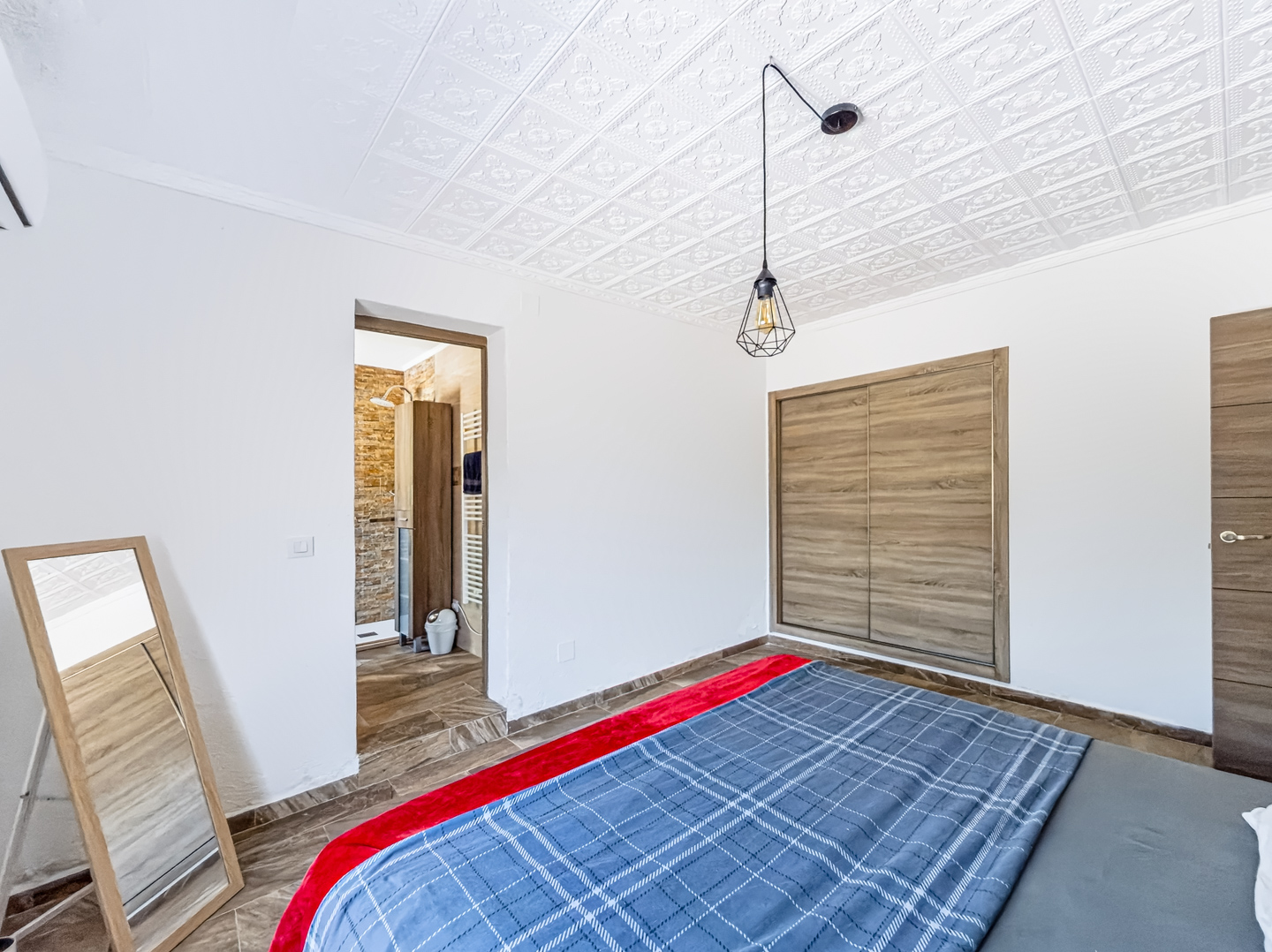 Resale - 4 Bed 3 Bath Villa with a private pool & parking in Aspe Alicante - av tres de agosto - Alicante