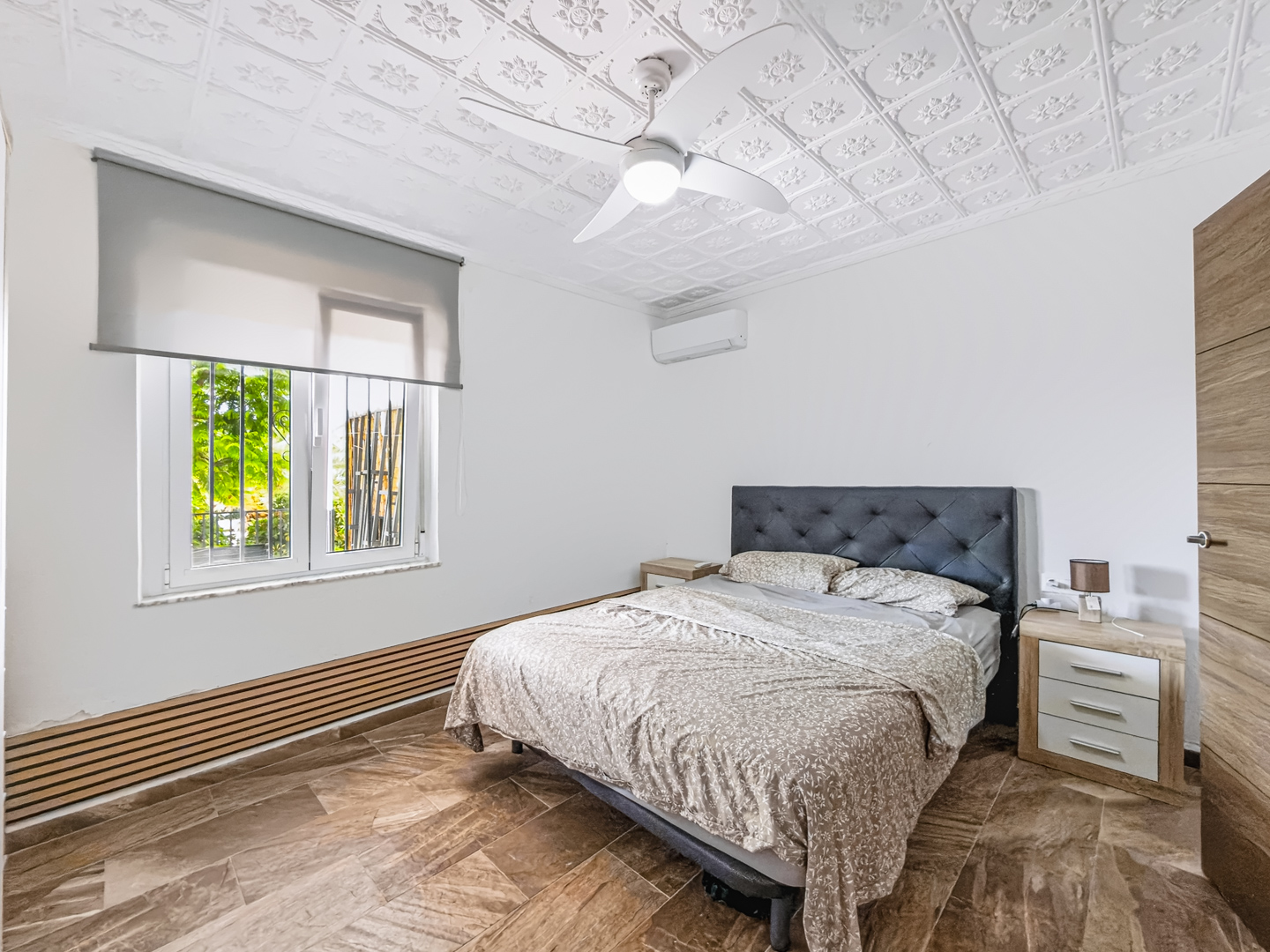 Resale - 4 Bed 3 Bath Villa with a private pool & parking in Aspe Alicante - av tres de agosto - Alicante
