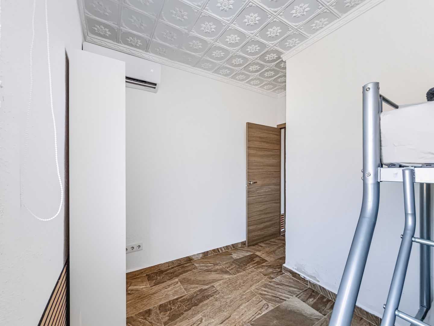 Resale - 4 Bed 3 Bath Villa with a private pool & parking in Aspe Alicante - av tres de agosto - Alicante