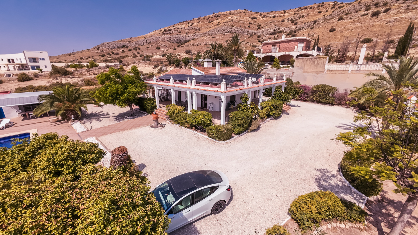 Resale - 4 Bed 3 Bath Villa with a private pool & parking in Aspe Alicante - av tres de agosto - Alicante